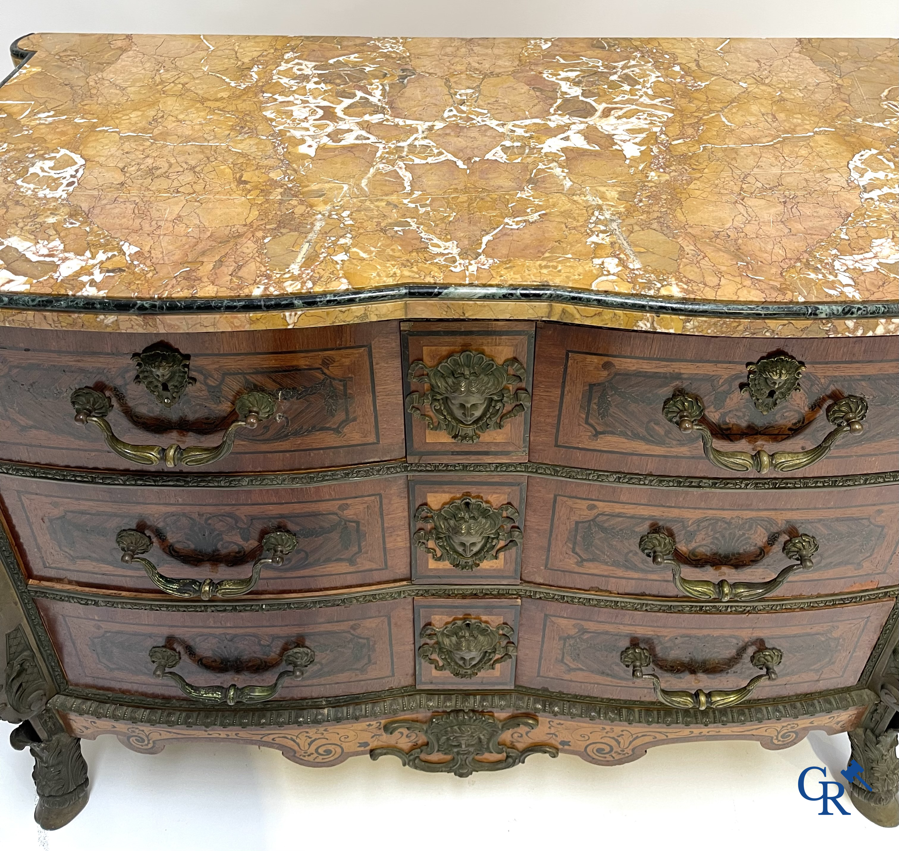 Uitzonderlijke commode Mazarine in marquetterie en brons. Plateau in Italiaanse Sienna marmer. LXIV-stijl.