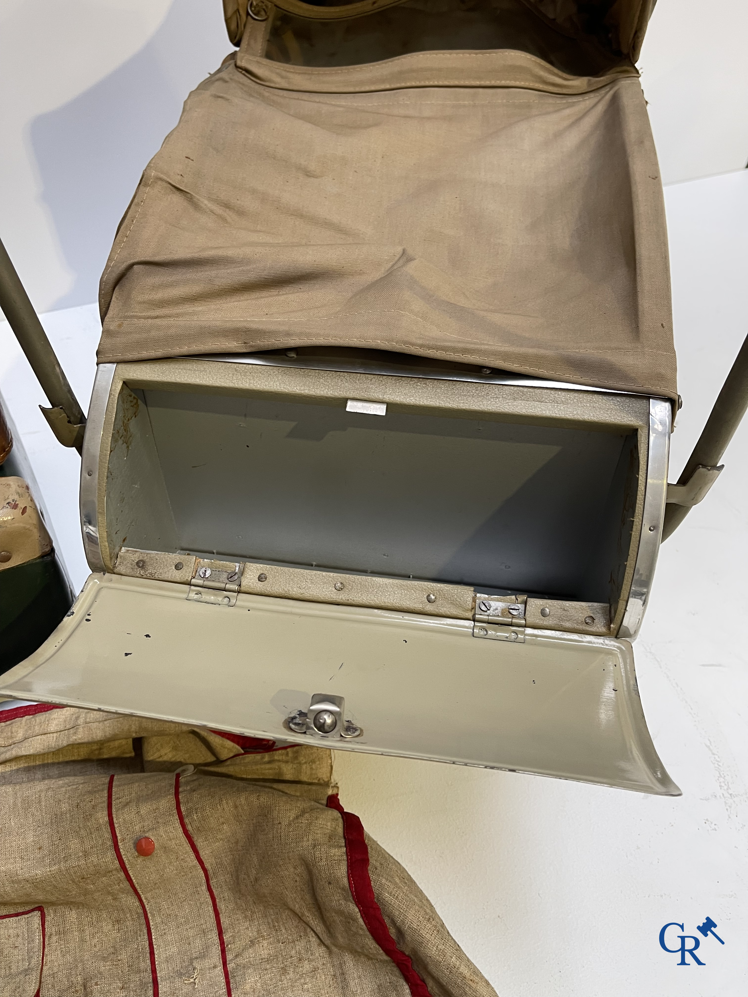 Oud speelgoed. Een kavel met divers oud speelgoed. Torck, schildpad pop, oude koffers en andere. Jaren '40-'50.