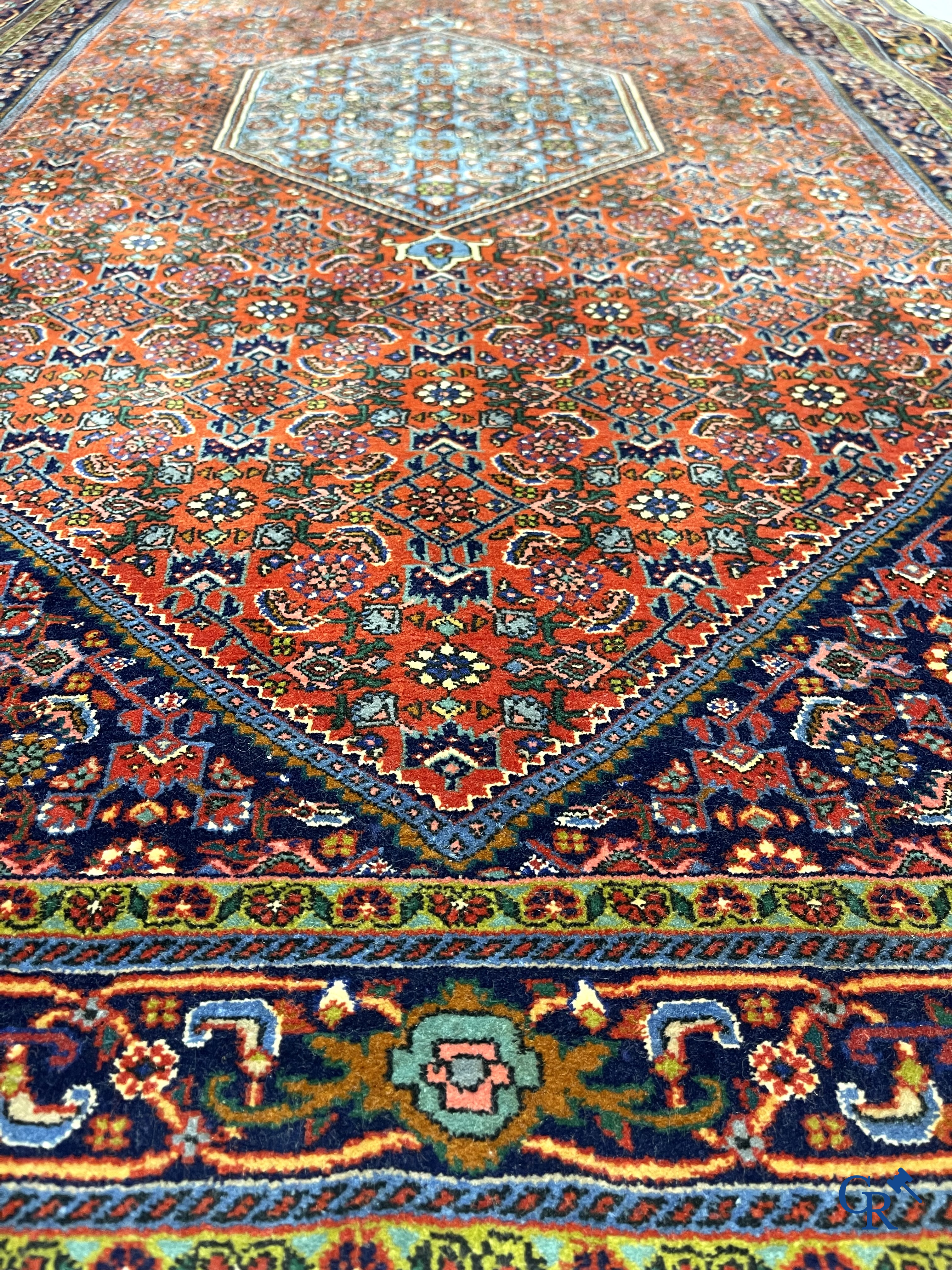 Oosterse tapijten. 2 handgeknoopte tapijten in wol.