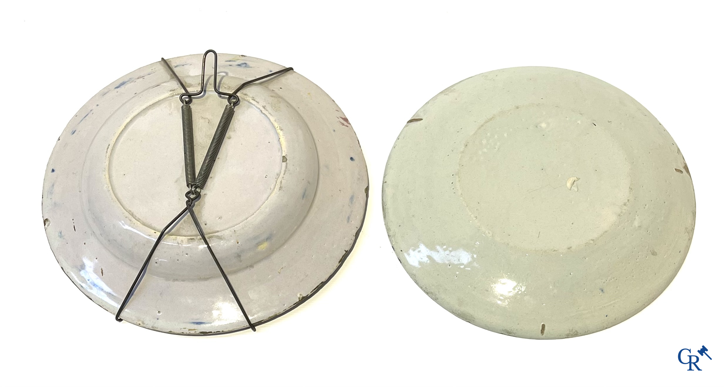 Delft. Een kavel van een paar bronzen kandelaars, 2 antieke Delftse schotel en 2 Delftse borden. 18e eeuw.