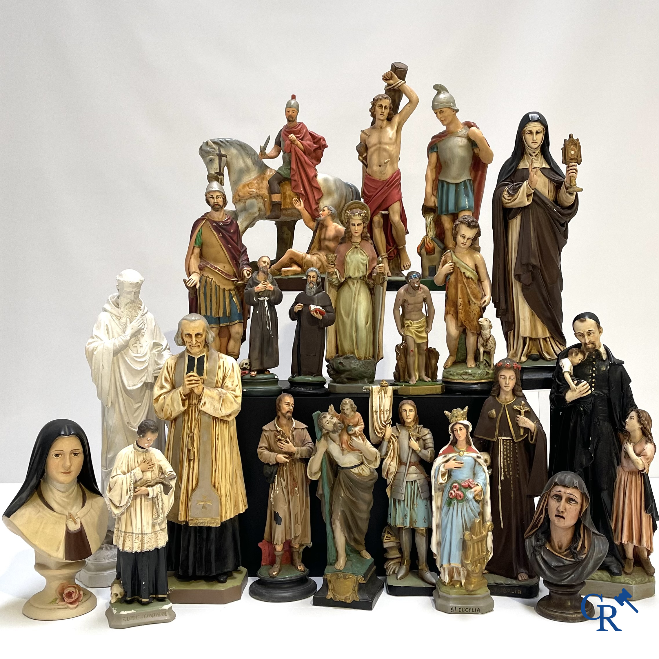 Religieuze objecten. Groot lot diverse heiligenbeelden in plaaster.