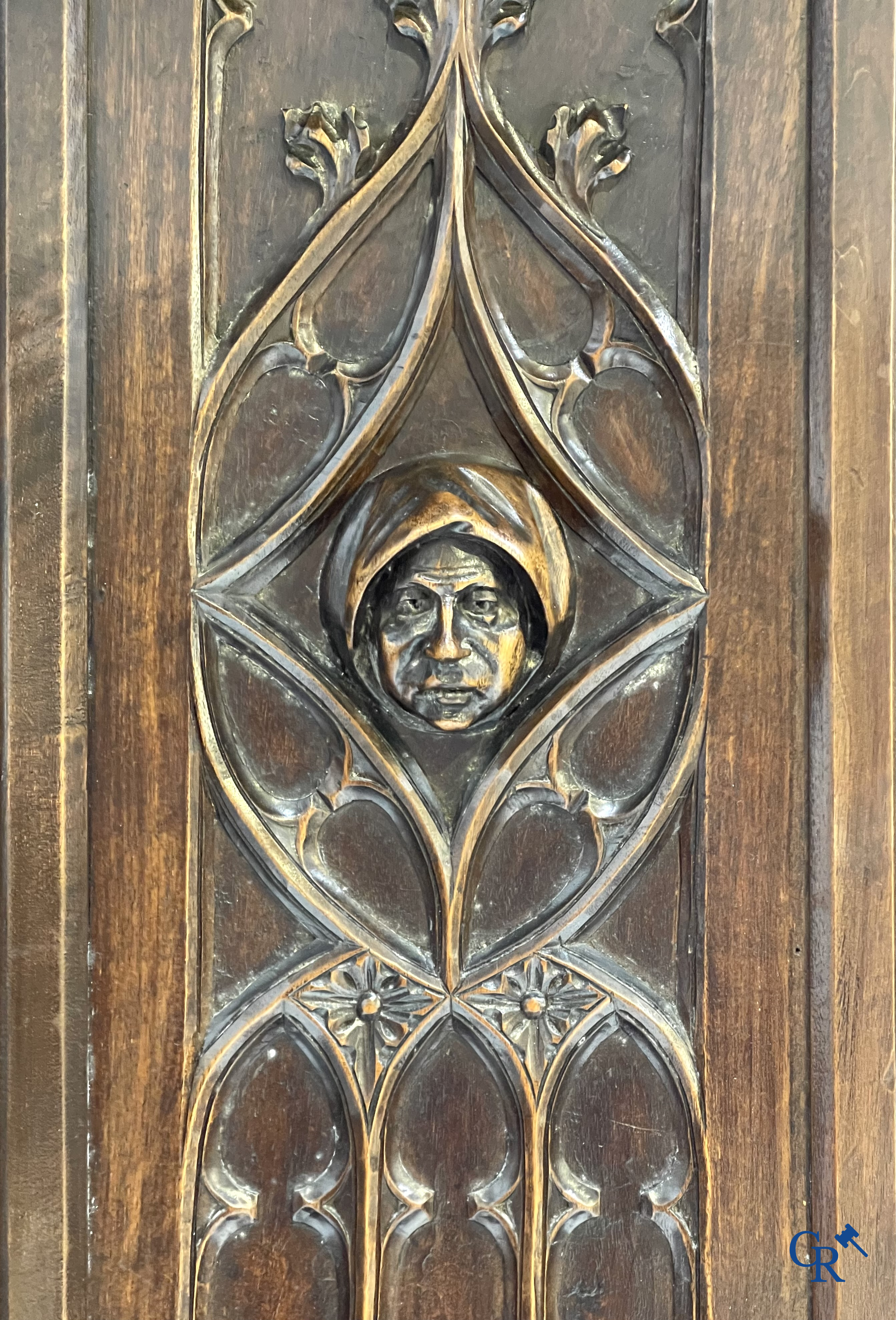 Een neogotische hallbank met koffer in notelaar. Gemerkt "Au Gros Chêne" à Paris.