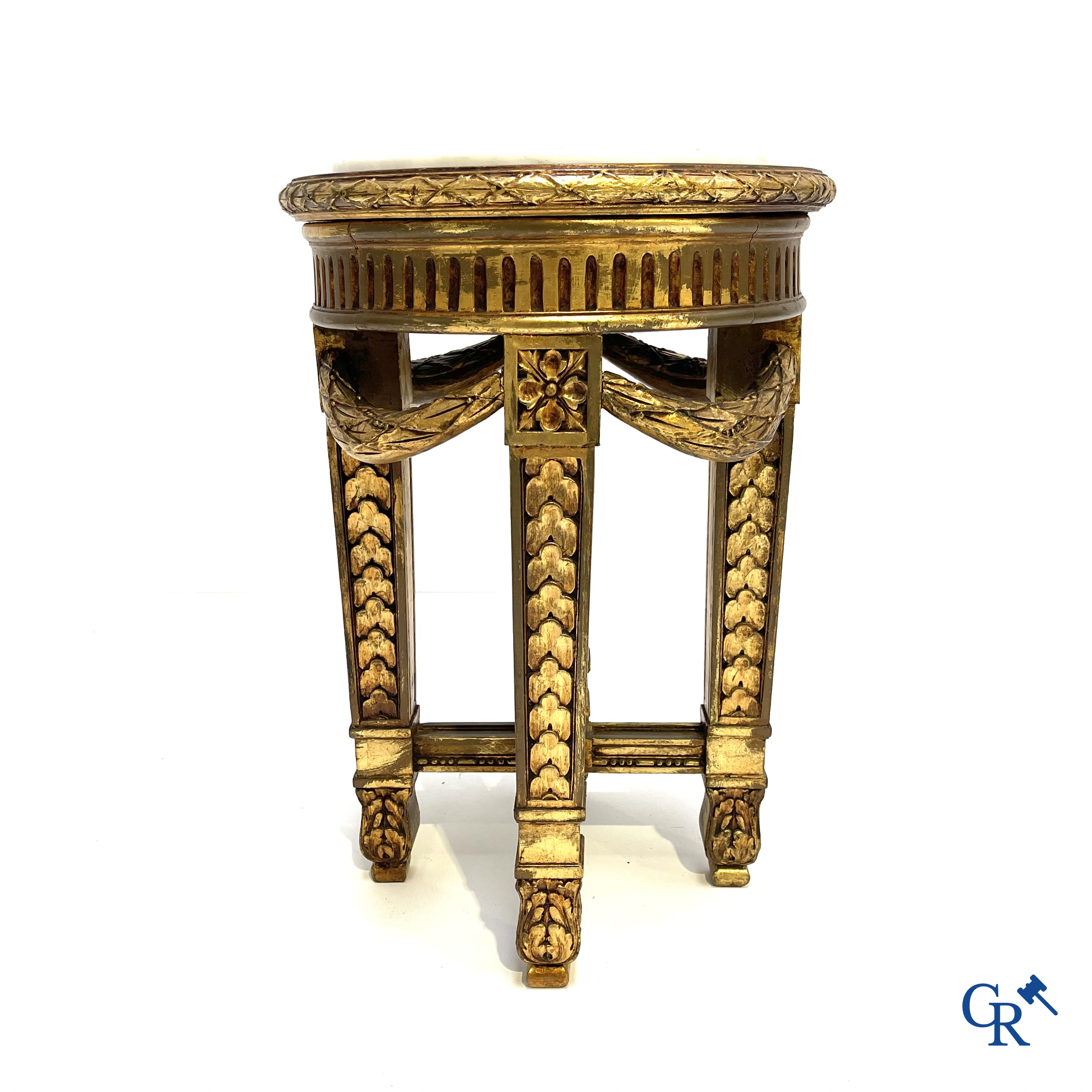 Piëdestal in gesculpteerd en verguld hout met guirlandes en marmer plateau. LXVI-stijl. Circa 1920.