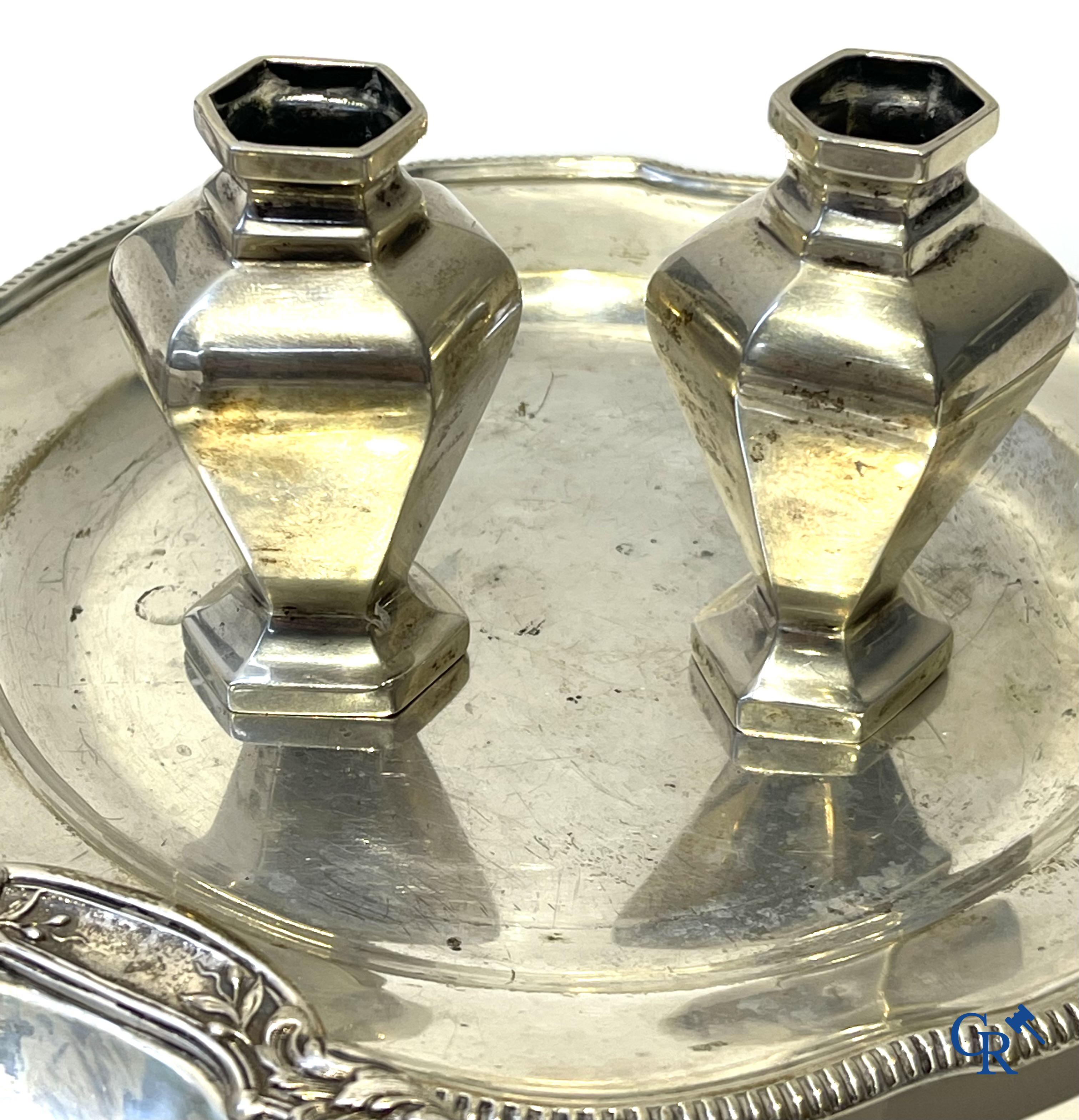 Lot met diverse vitrineobjecten in zilver en andere. Diverse keurmerken waaronder Delheid, Victor Boivin enz. 19e eeuw.