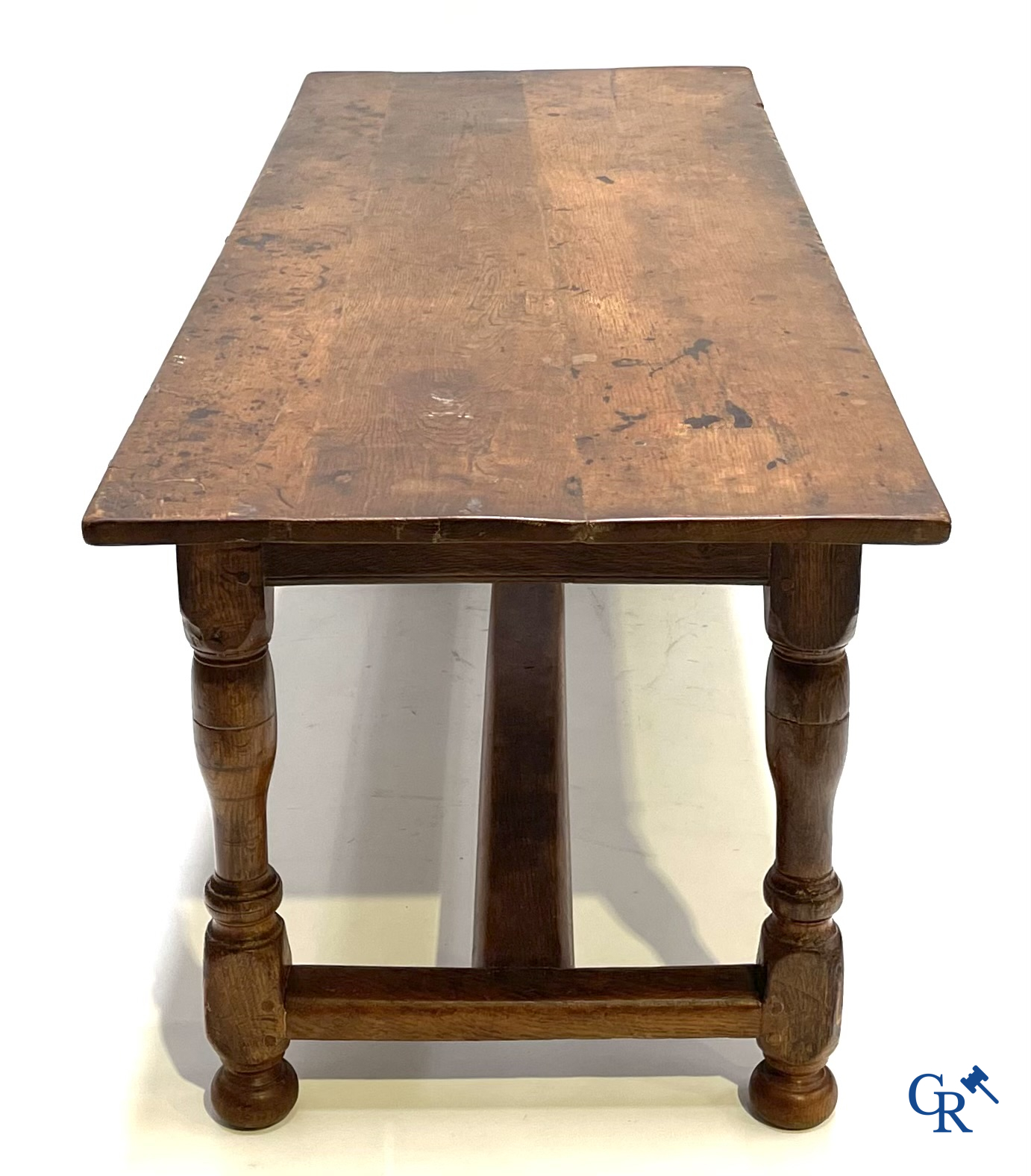 Eikenhouten tafel. 19e eeuw.