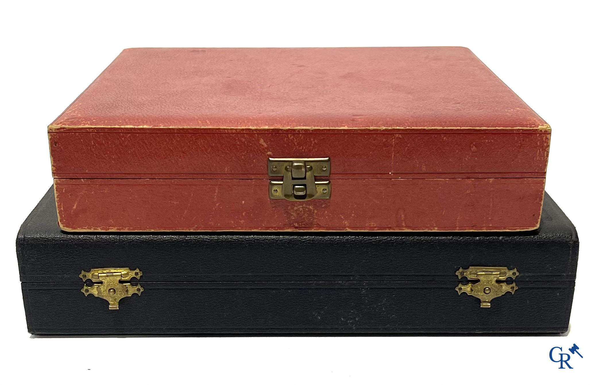 Wolfers Brussel. Geboorteset in vermeil 835°/00, de rammelaar 925°/00 en een set in zilver 835°/00. 20ste eeuw.