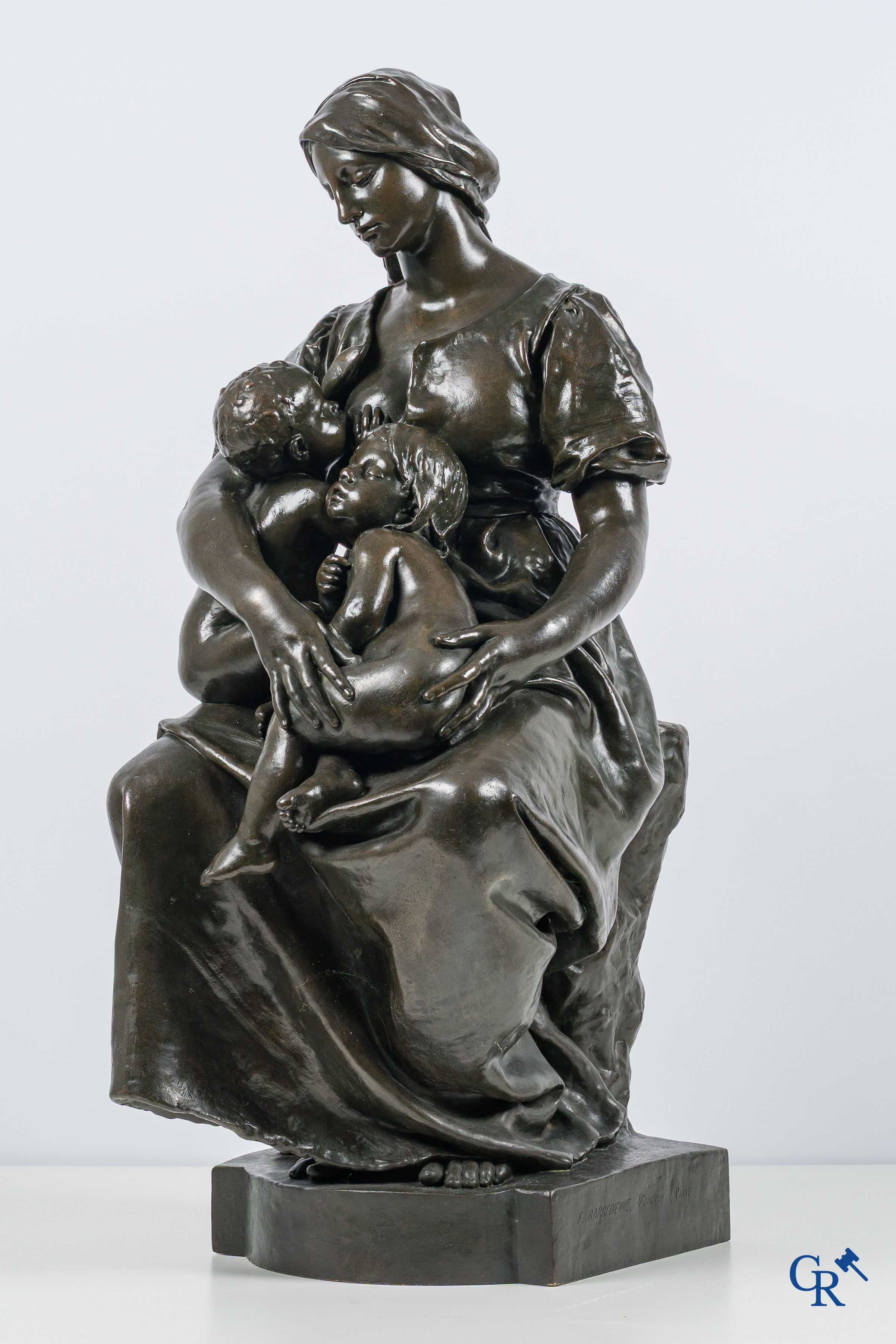 Paul Dubois (1829-1905) Maternité. Groot bronzen beeld met bruine patina. Gesigneerd P. Dubois, gieterij F. Barbedienne.