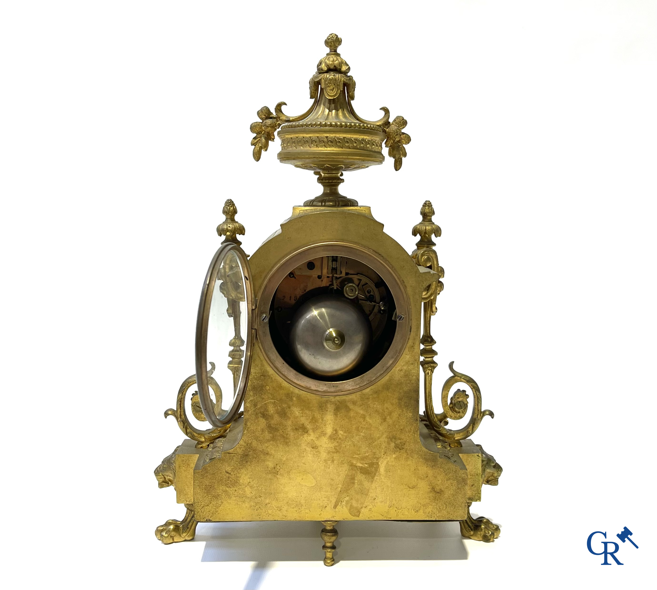 Een 3-delig klokstel in verguld brons. LXVI-stijl. Circa 1900.