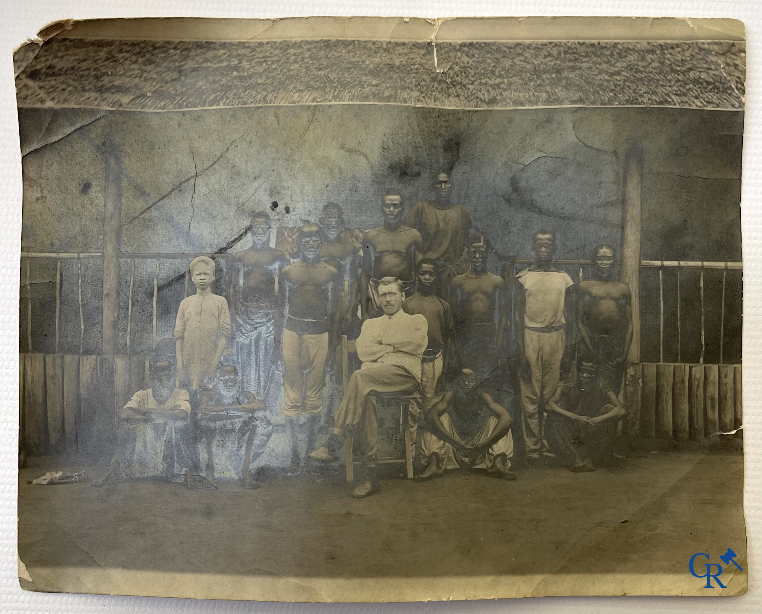 Tribale kunst. Een interessant lot met Afrikaanse wapens, een foto en 2 postkaarten. Messen, dolken, speren en pijlen.