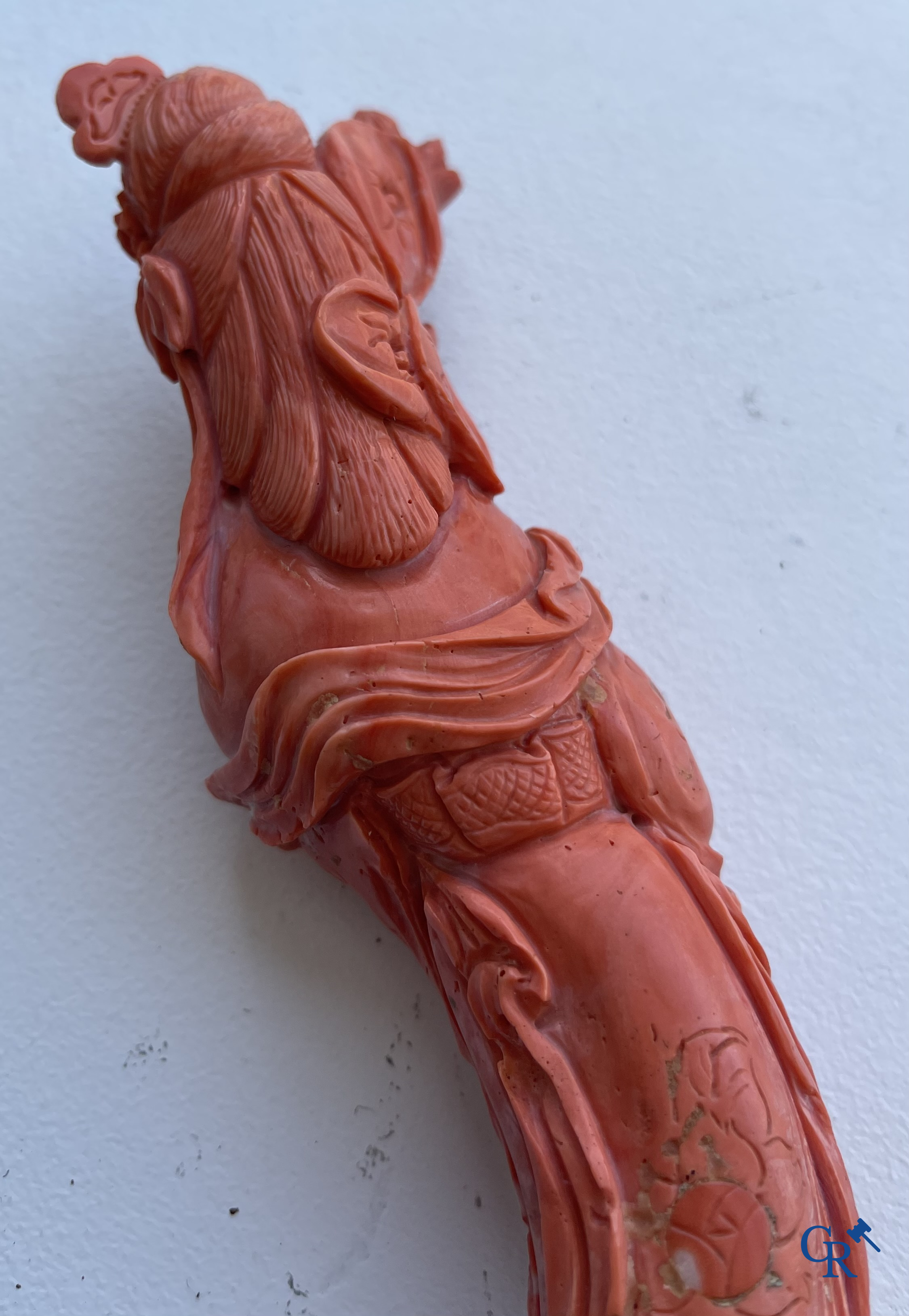 Aziatica, China. Een rode koraal figuur van een Chinese dame op houten sokkel.