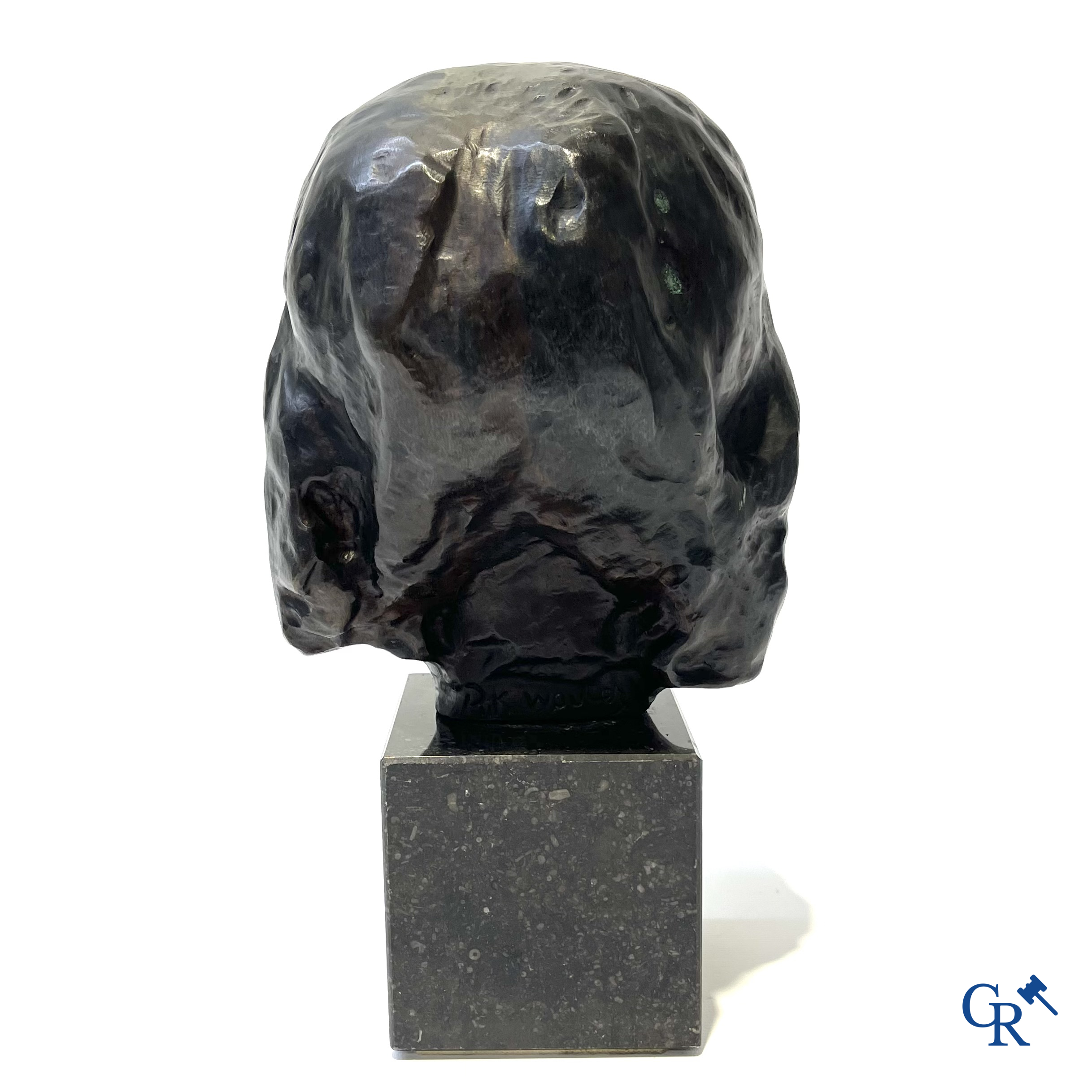 Rik Wouters (1882-1916), Naar. "La petite rieuse" bronzen beeld met donkere patina. Gesigneerd Rik Wouters. Posthuum.