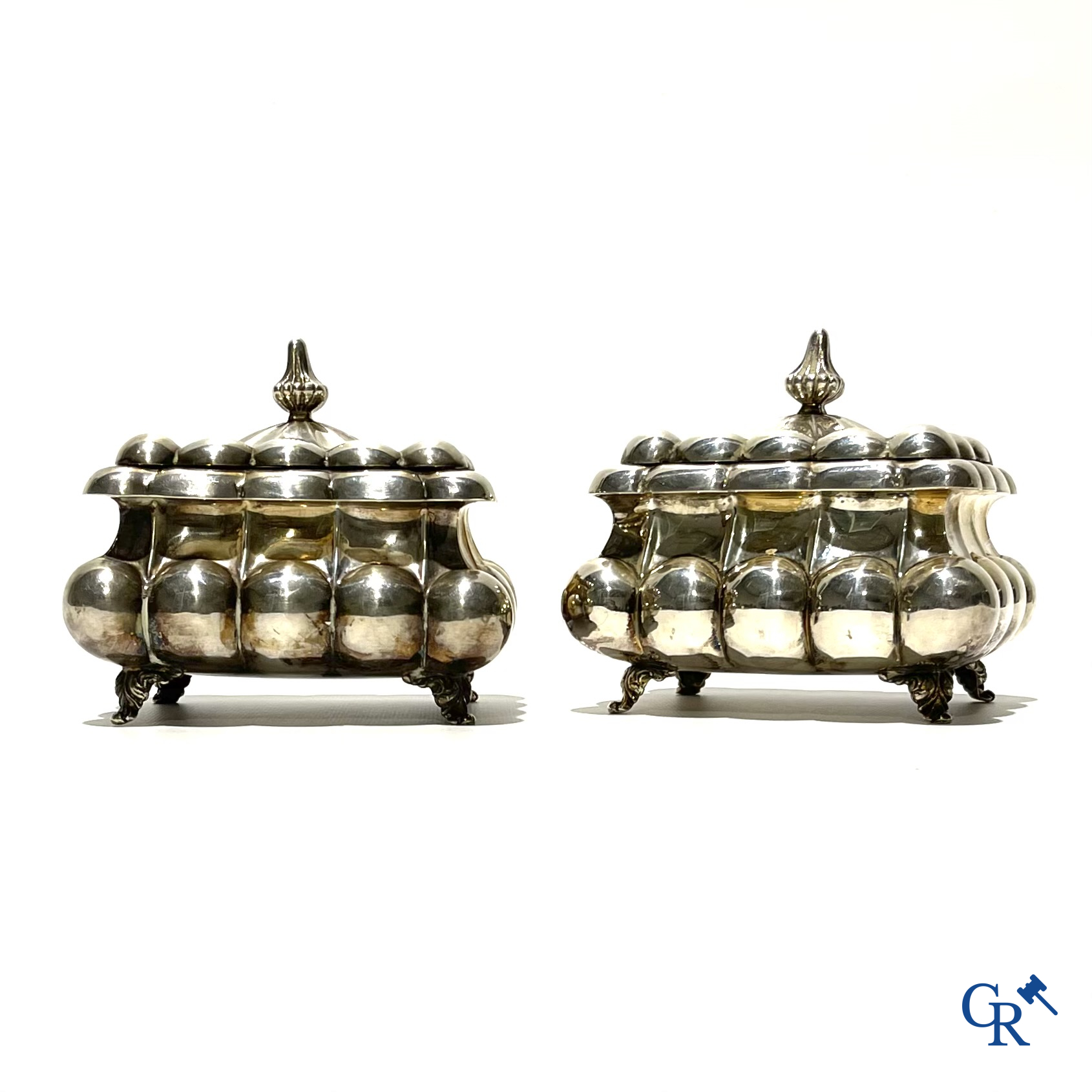 Zilver. Een paar rechthoekige zilveren dekseldozen met bolvormige lobben. 835°/00. 20ste eeuw.