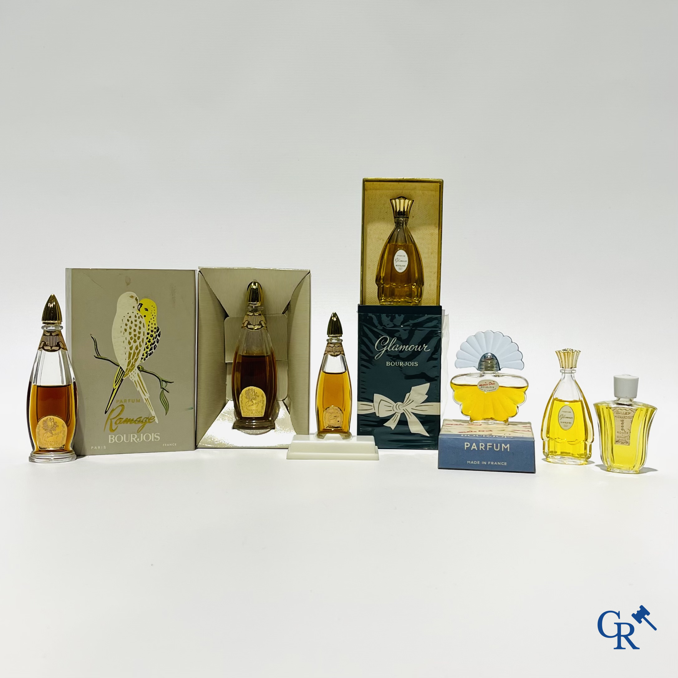 Art deco. Lot van 7 parfumflessen waarvan enkele in de originele doos. Jaren '30 tot '50. Bourjois en Roger & Gallet.
