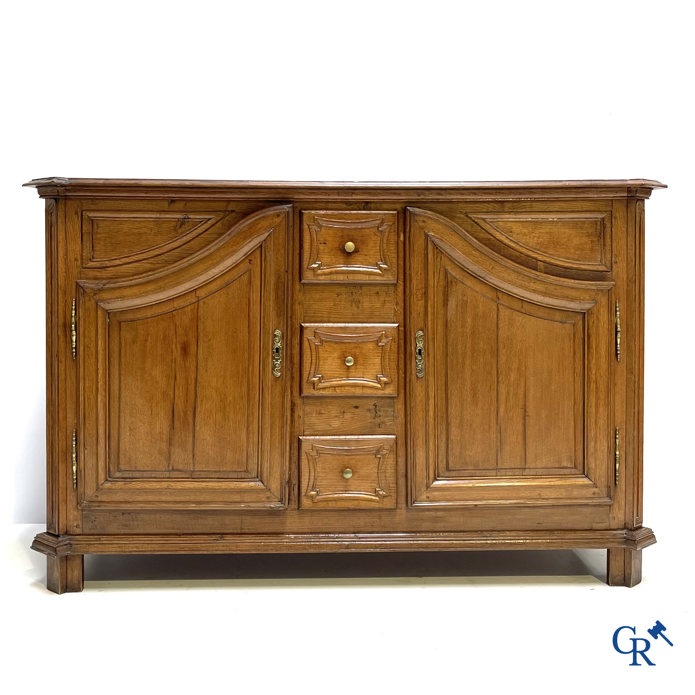 Eikenhouten franse dressoir. 2 deuren en 3 laden. Eind 18e eeuw.