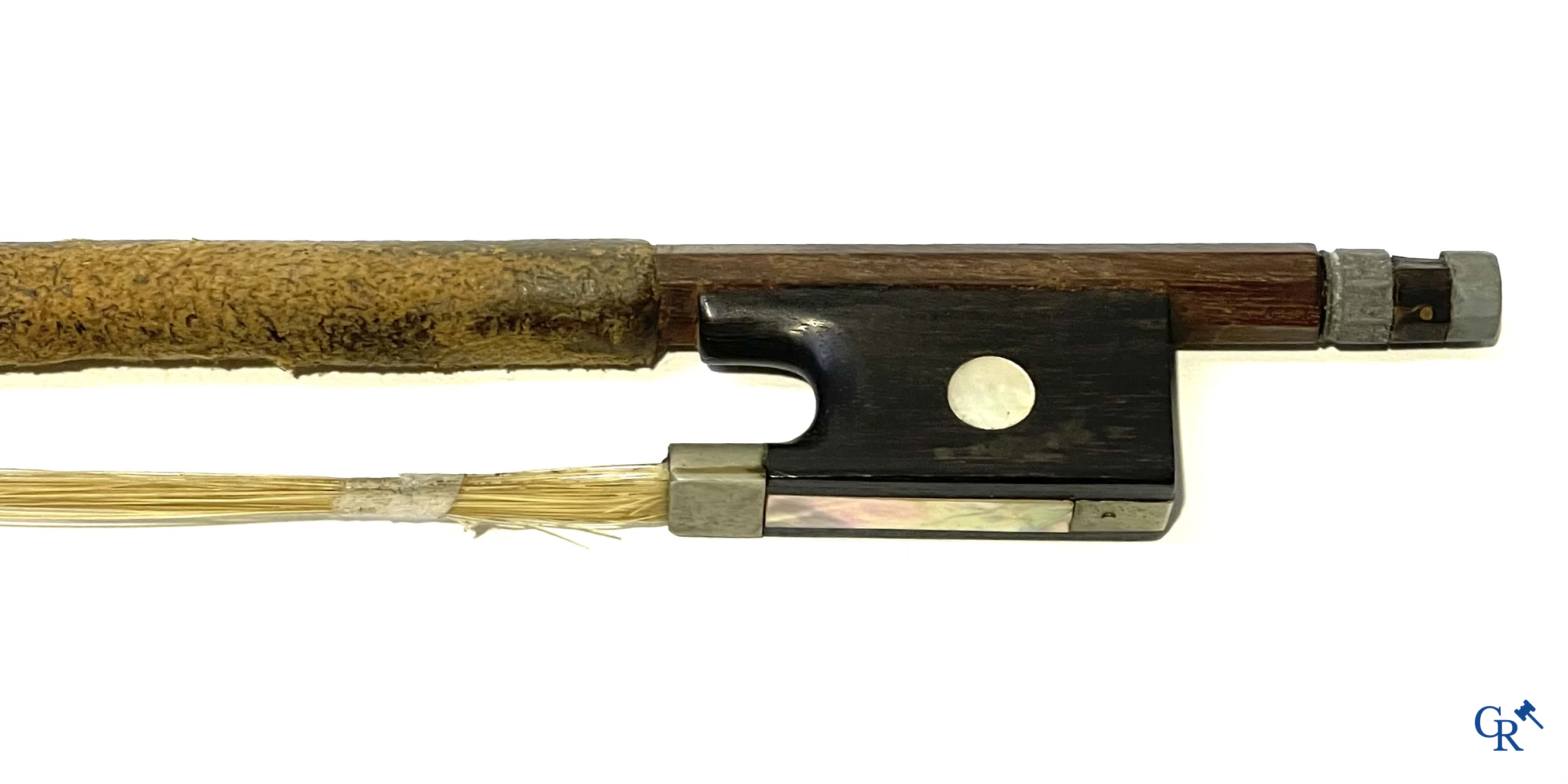 Antieke viool met strijkstok in opbergkoffer.