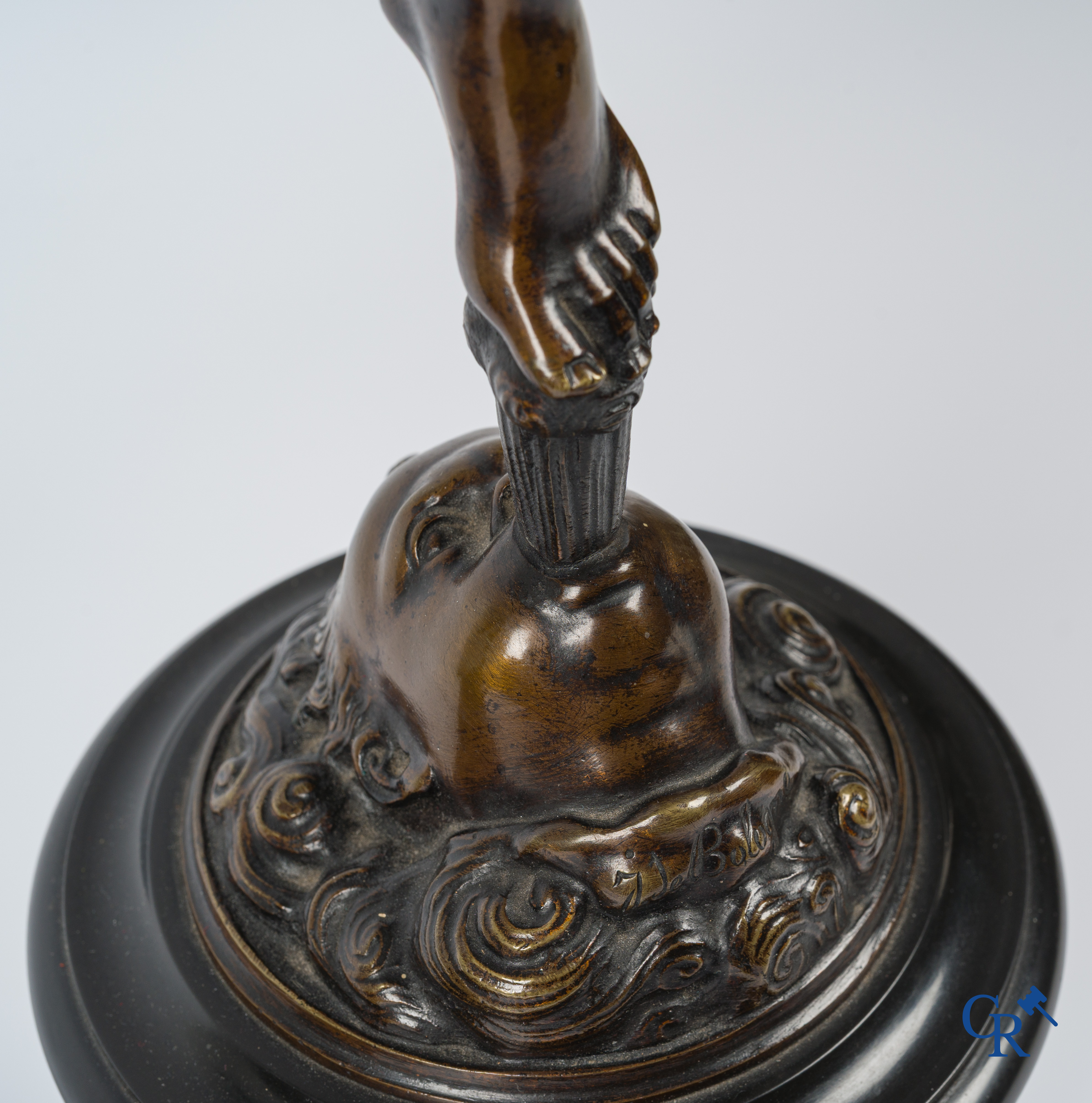 Een paar imposante bronzen beelden in de antieke stijl naar een model van Jean De Bologne.