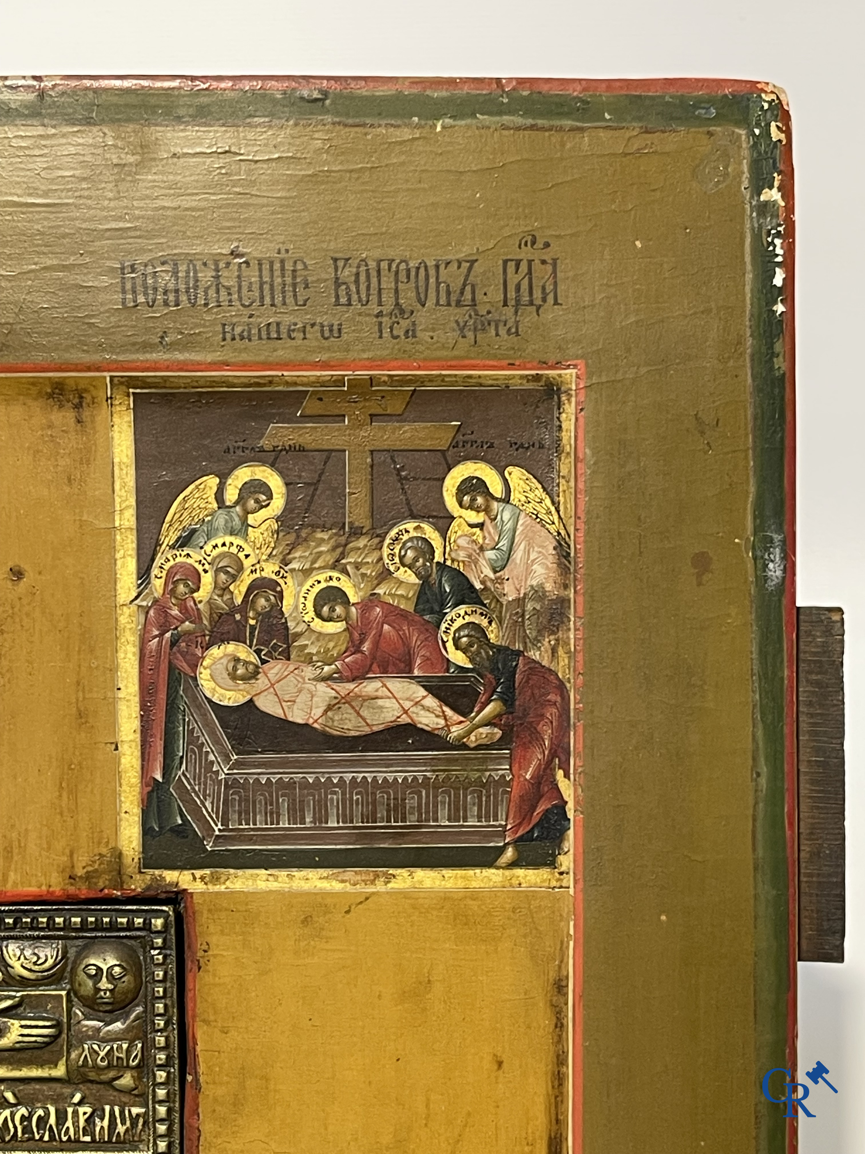Icoon. Grote Russische Orthodoxe icoon met een ingelegd bronzen kruisbeeld. 19e eeuw.