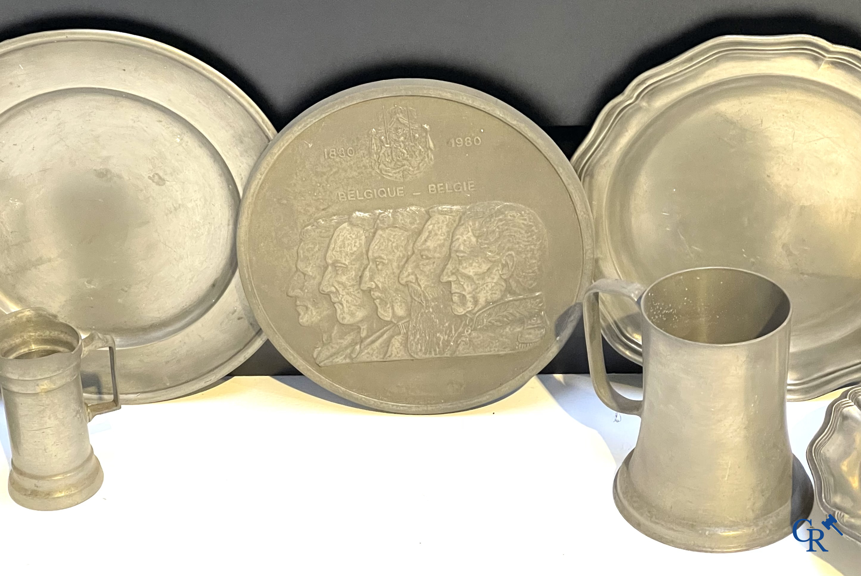 Een groot lot diverse vormstukken in tin en een halluchter.