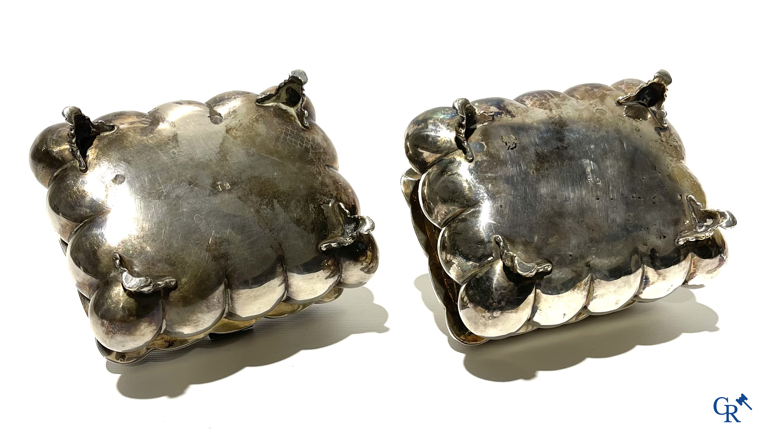 Zilver. Een paar rechthoekige zilveren dekseldozen met bolvormige lobben. 835°/00. 20ste eeuw.