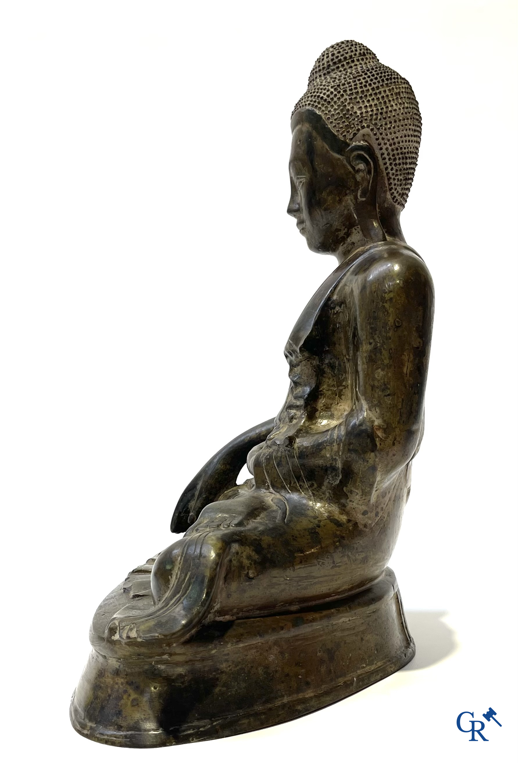 Aziatica. Een antiek bronzen Mandalay Boeddhabeeld. Birma, 19e eeuw.