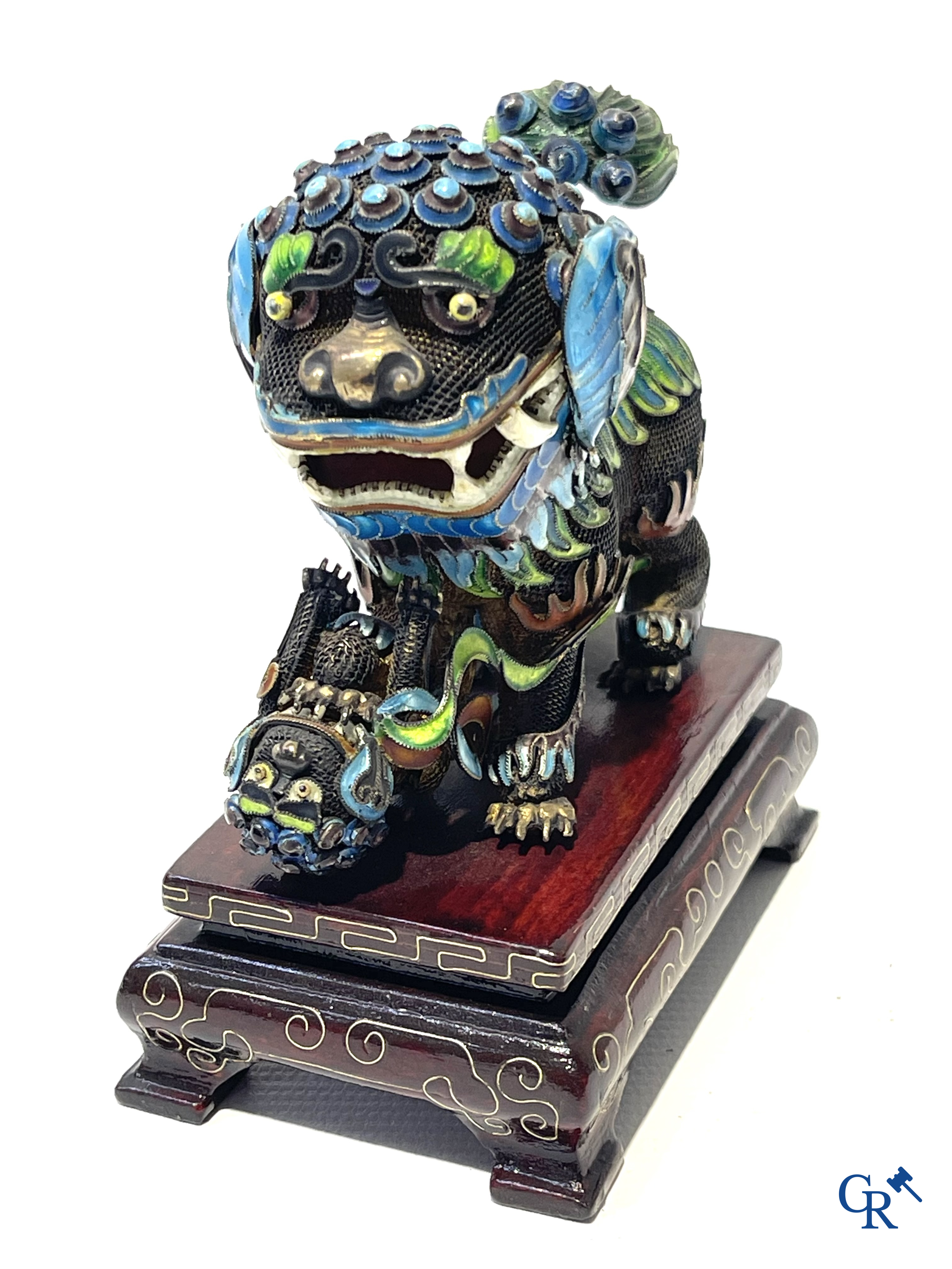 Aziatica. Een zilver, jade en filigraan dekselpot, 2 geëmailleerde filigraan Fo-honden en een bronzen boeddha.