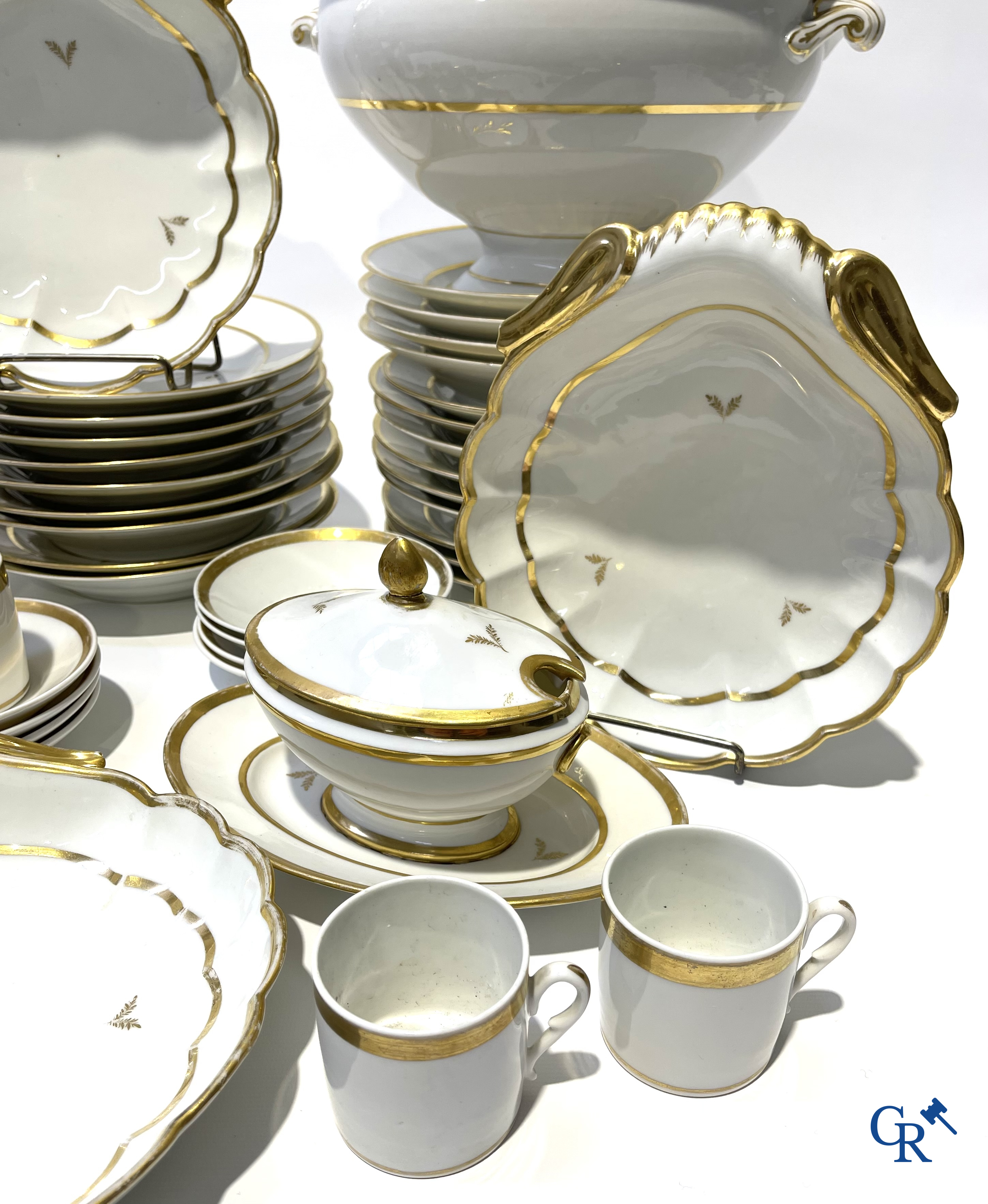 Uitgebreid tafelservies in Brussels porselein. 19de eeuw.