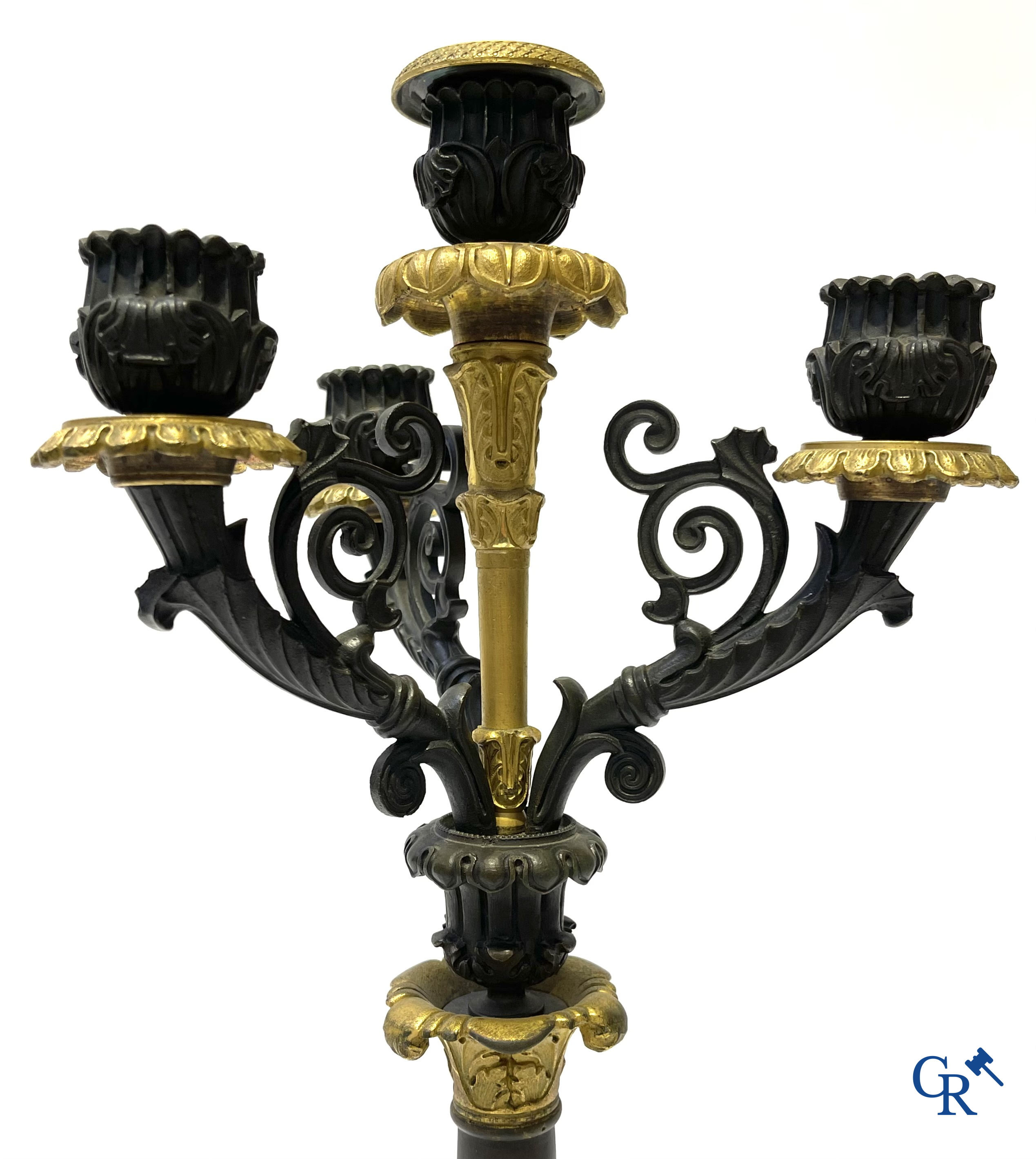 Paar grote Charles X kandelaars in gepatineerd en verguld brons. Frankrijk 19e eeuw.