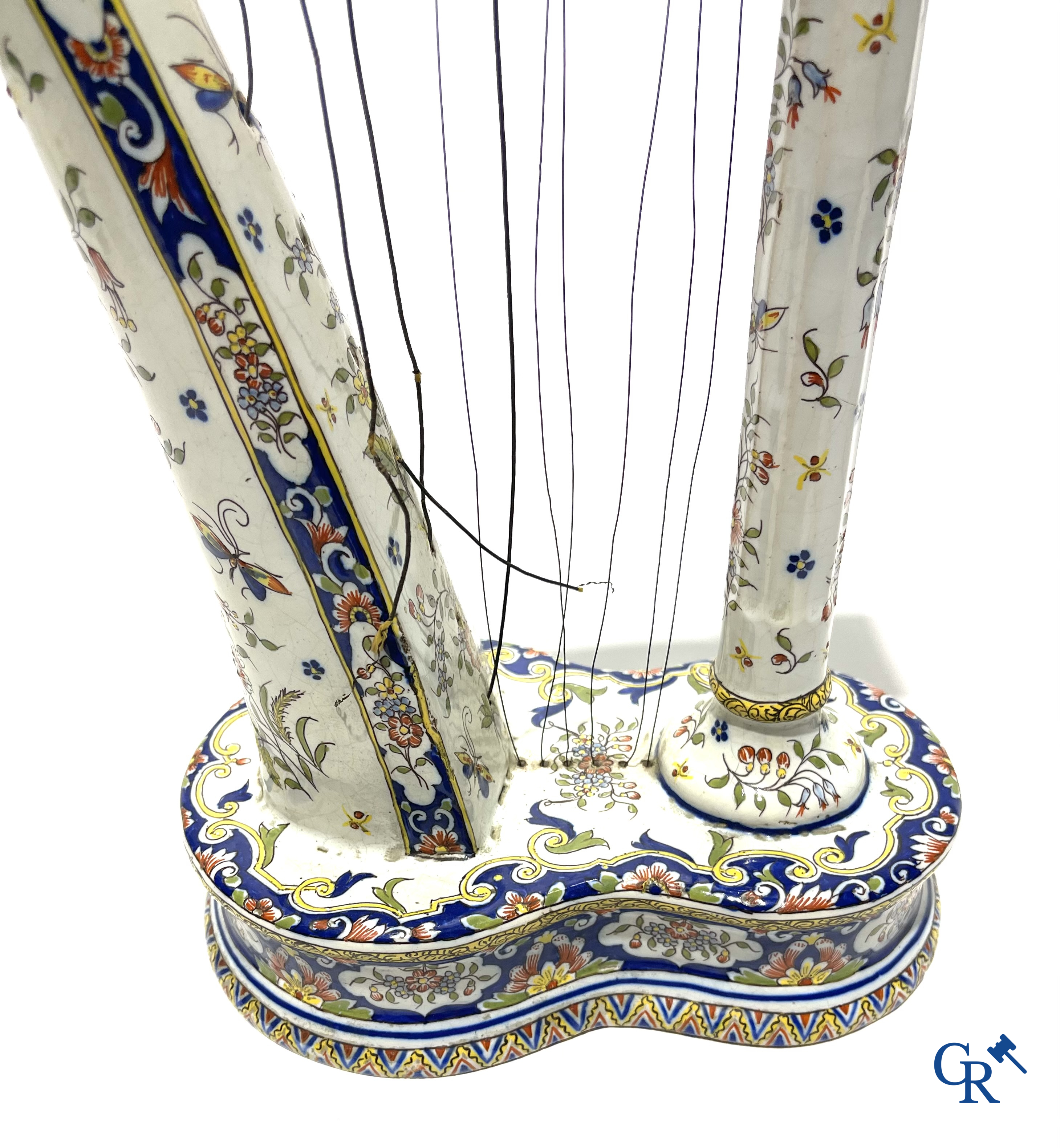 Faience van Rouen, Devres. Interessant en groot lot met diverse polychrome vormstukken. 19e eeuw.