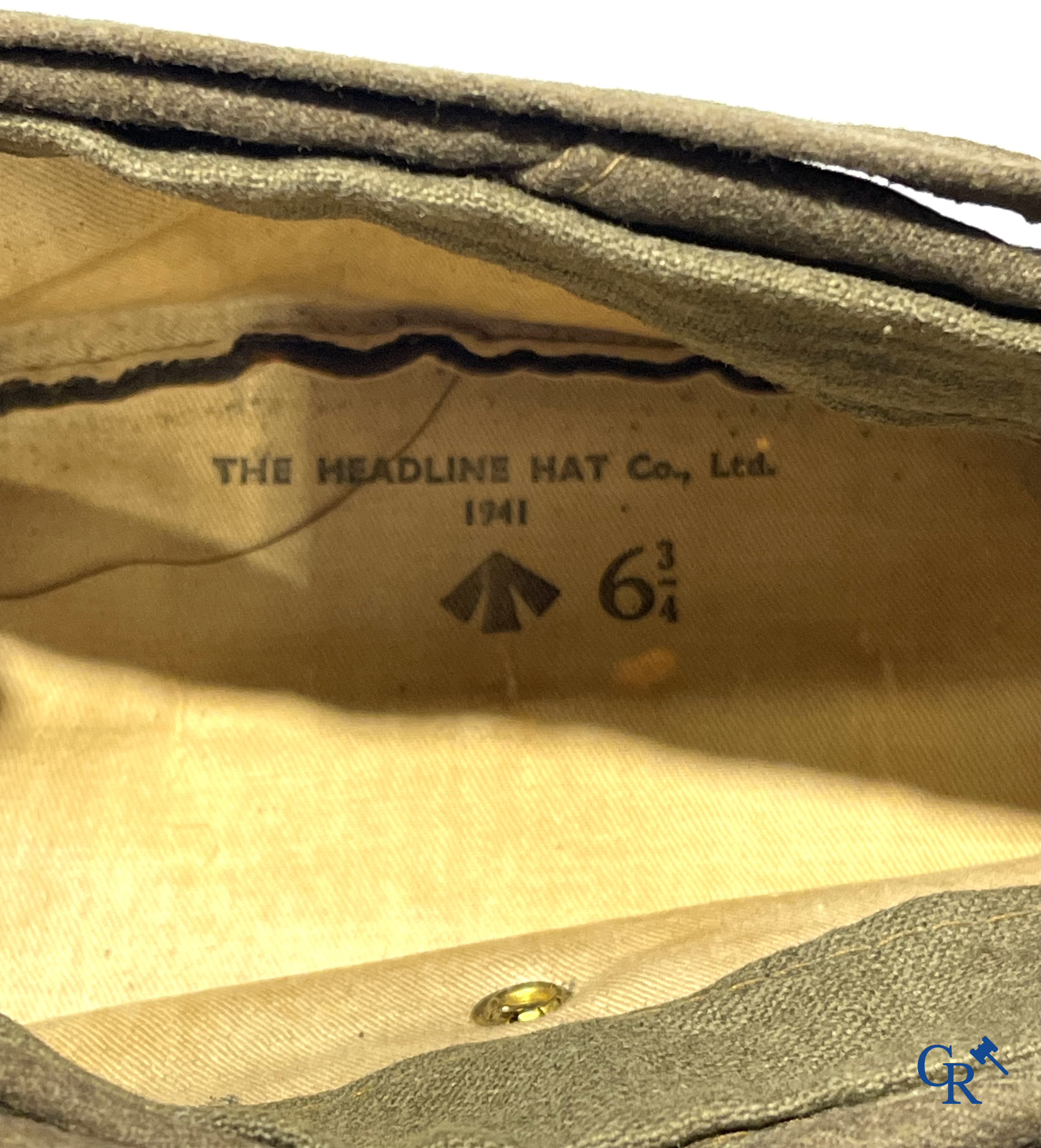 Militaria. Kavel van 5 militaire hoofddeksels, sommige WO II waaronder een officiers pet van The Headline Hat Co, 1941.