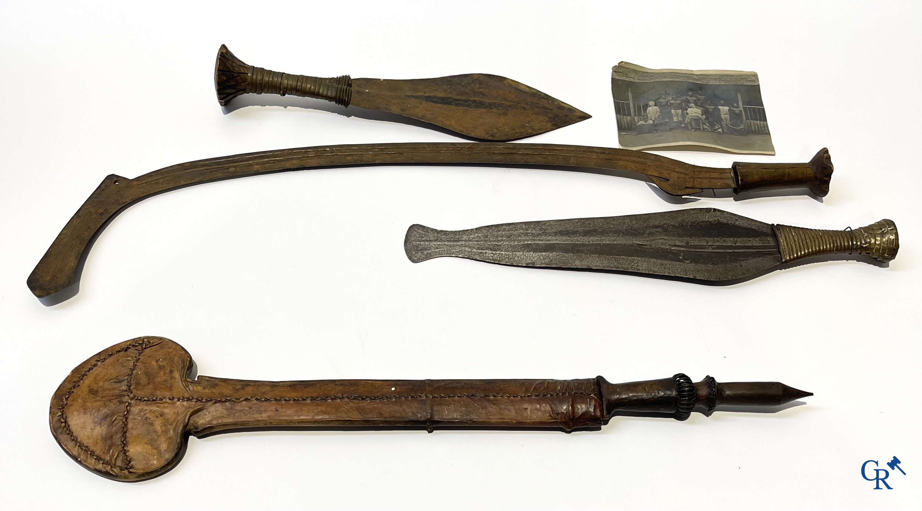 Tribale kunst. Een interessant lot met Afrikaanse wapens, een foto en 2 postkaarten. Messen, dolken, speren en pijlen.