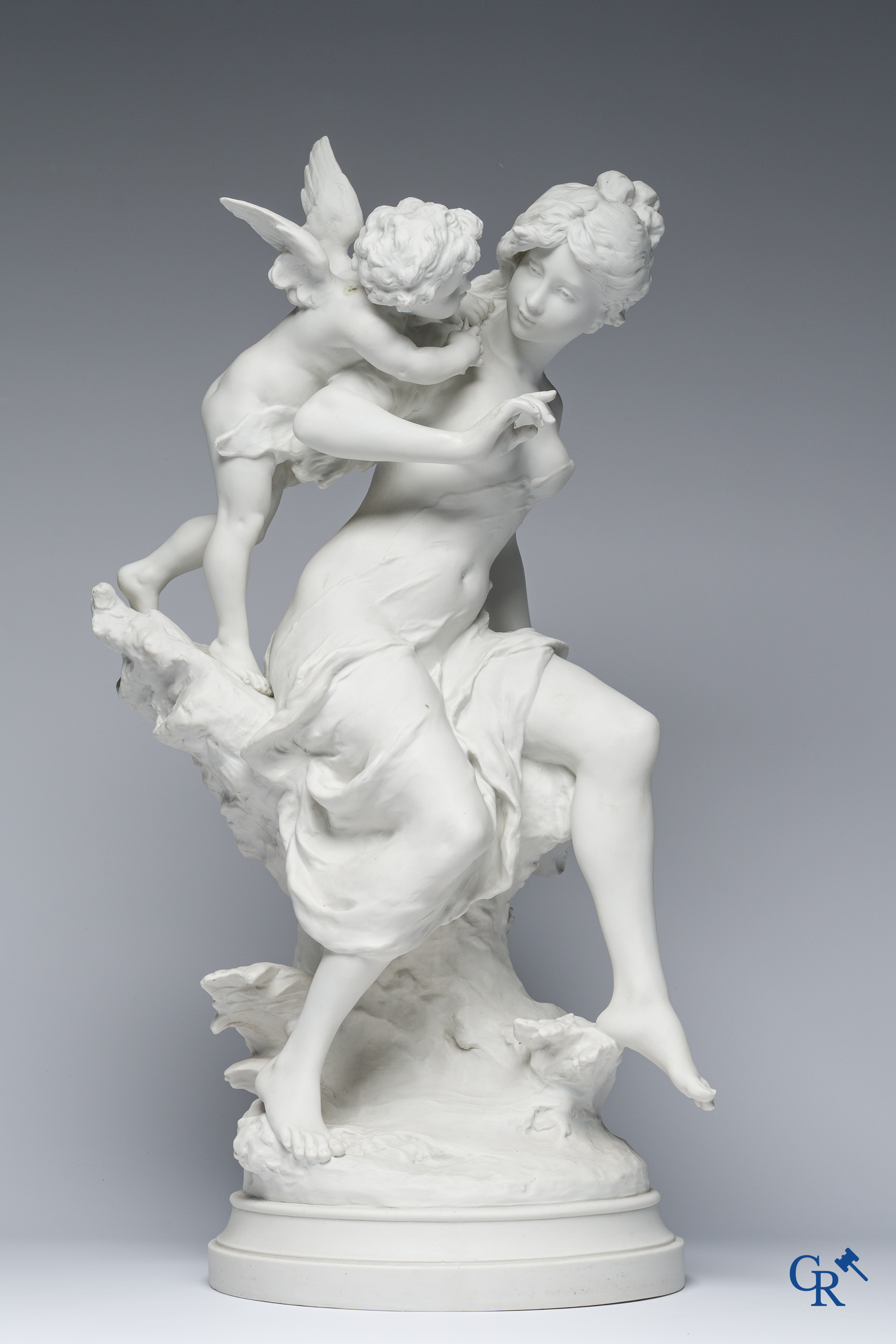 Louis Gossin (1846-1928) Grote groep in witte Sèvres biscuit. De kus van de engel. Gesigneerd L. Gossin en Sèvres merk.