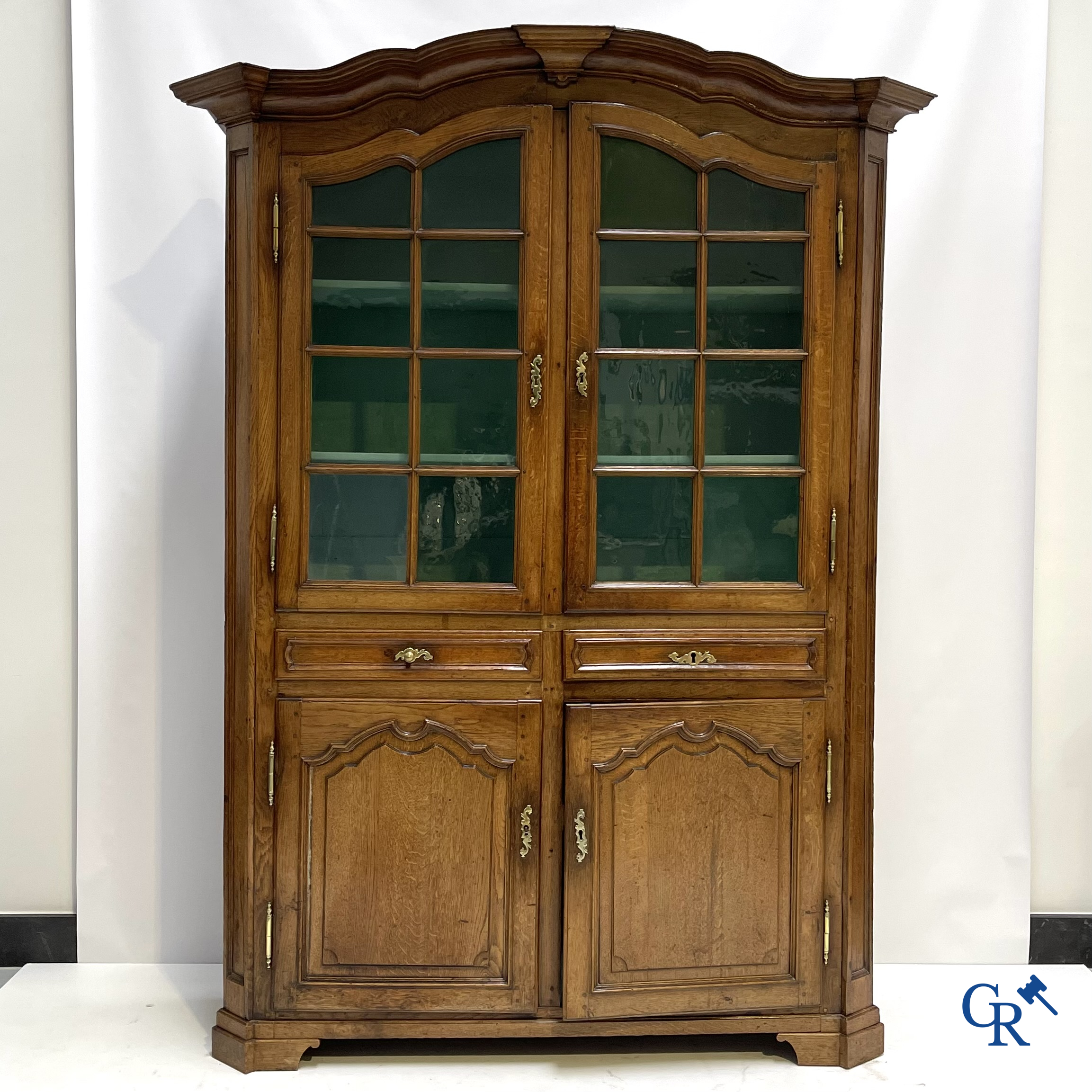 Eikenhouten vitrinekast met 4 deuren en 2 laden. Frankrijk of Vlaanderen 18e eeuw.