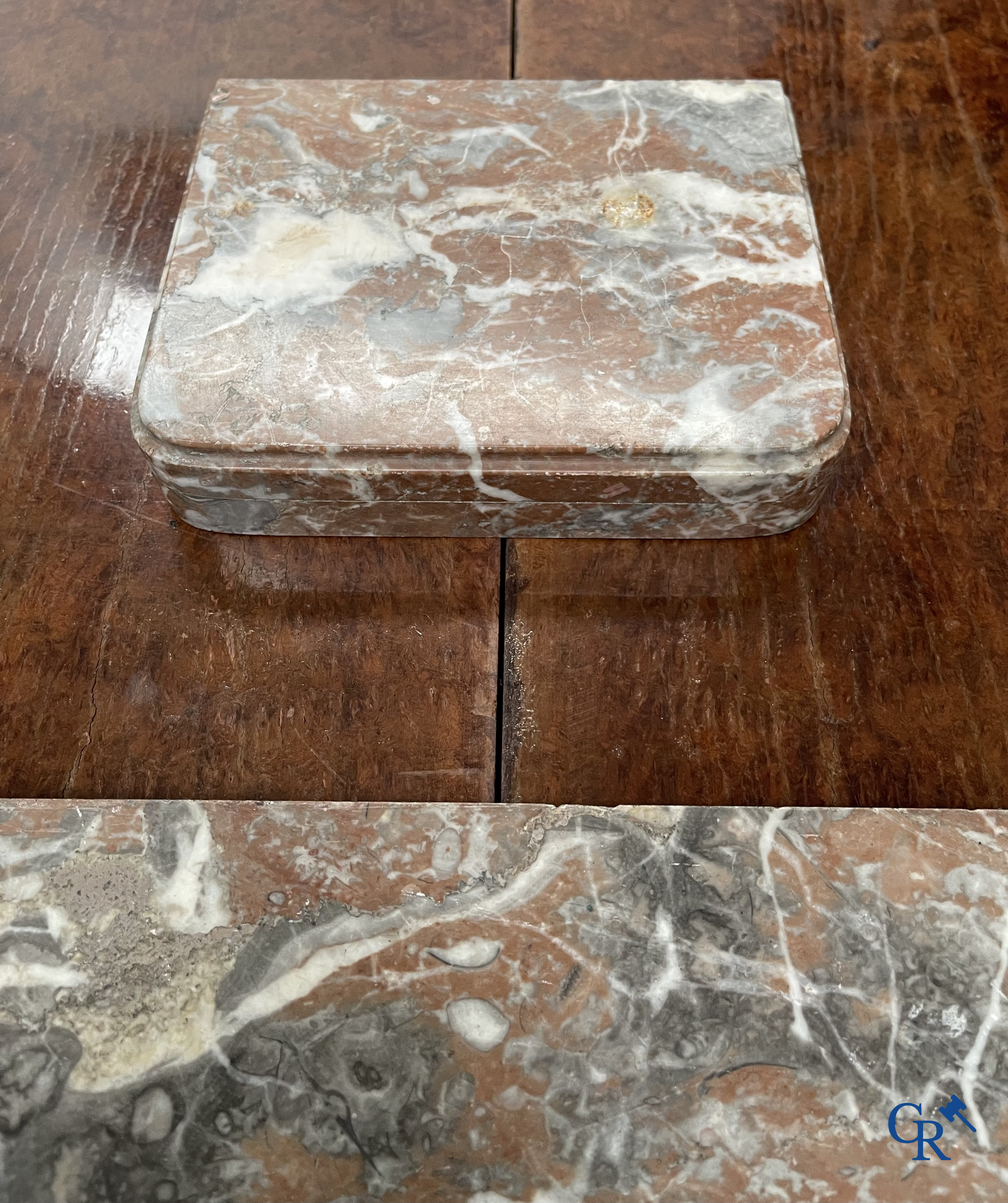 Art Deco. Muurconsole in bewerkt smeedijzer en marmer. Gesigneerd R. Haems. Circa 1930.