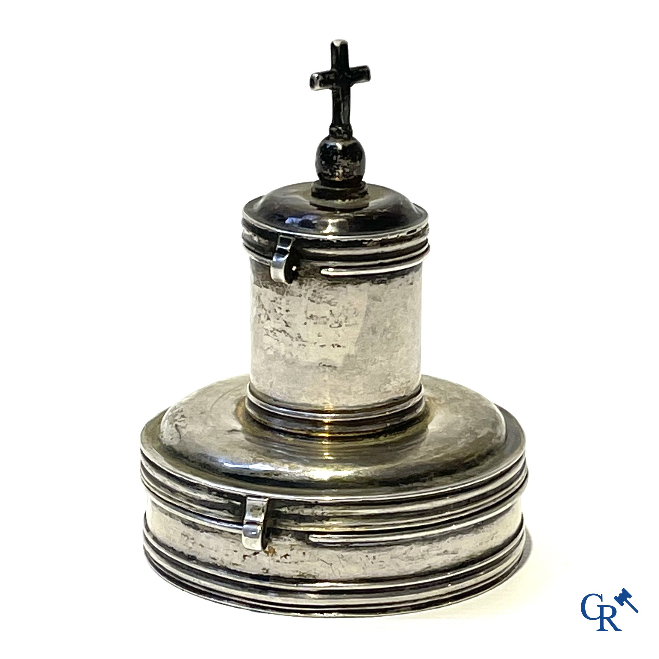 Religieuze objecten. Zilveren chrismatorium met pyxis. Antwerpen 17e eeuw.