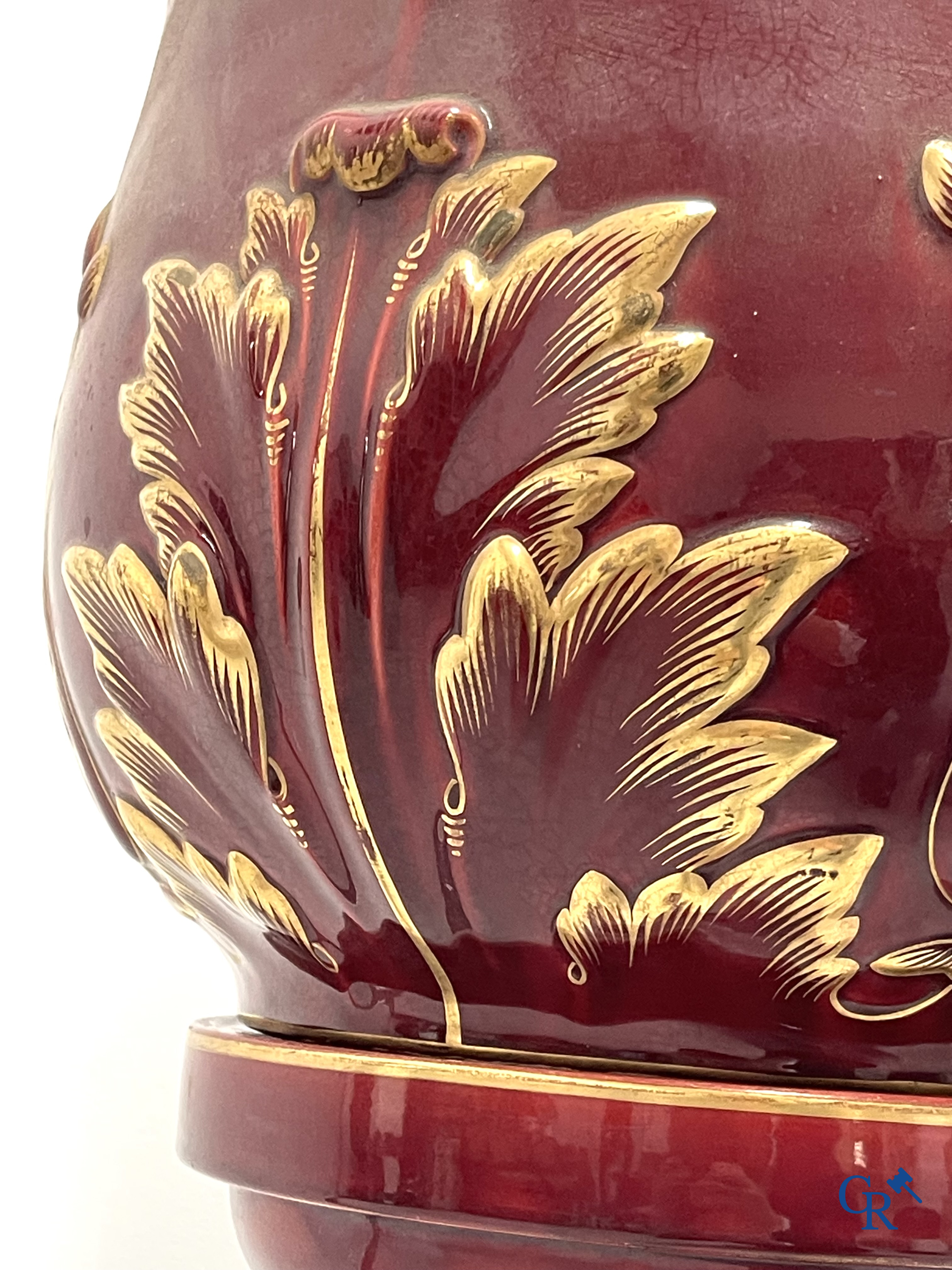 Art Nouveau, Sarreguemines. Een cache pot in geëmailleerde faience of barbotine op bijhorende staander. Circa 1910.