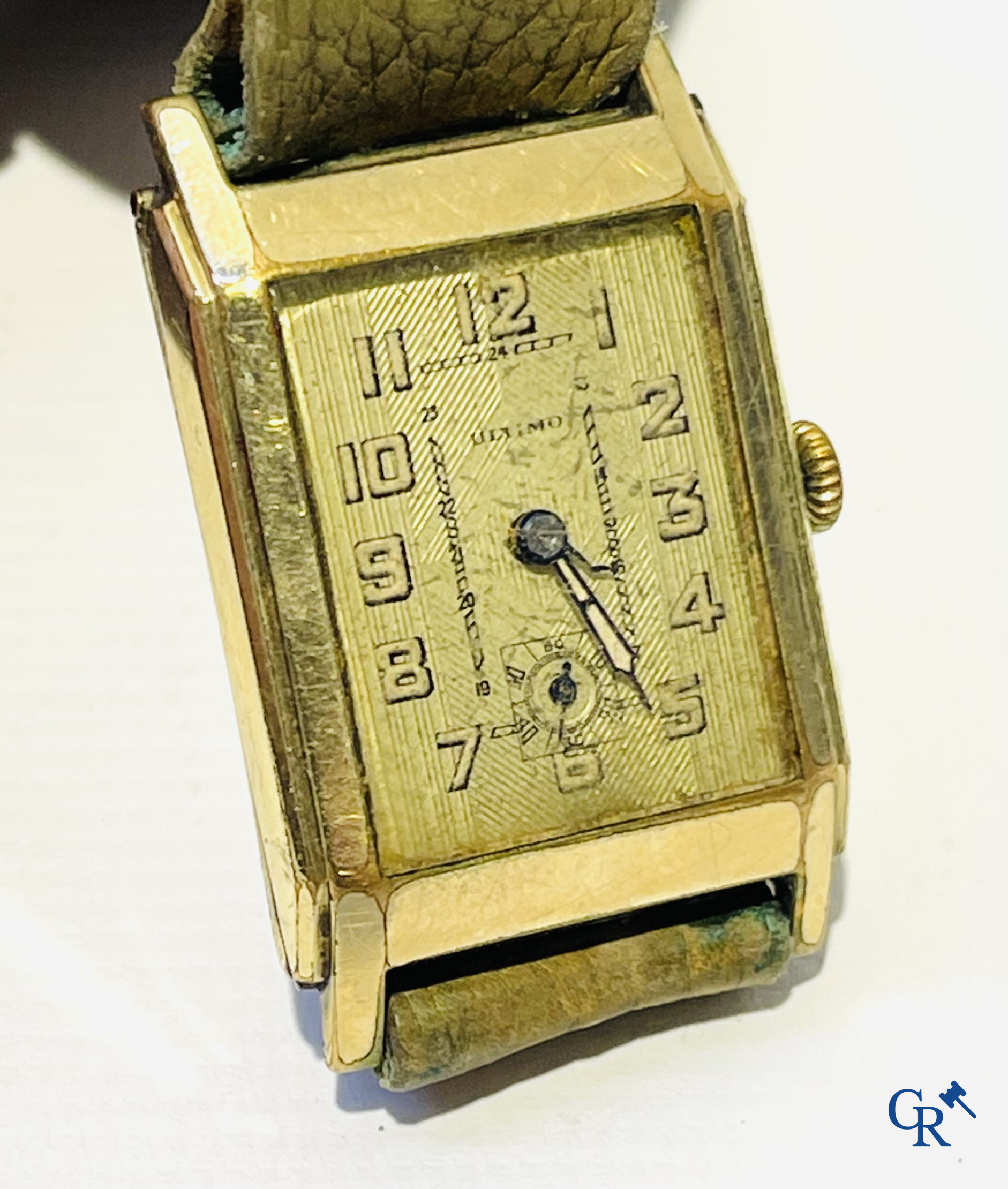 Uurwerken, juwelen. Een kavel met 4 heren polshorloges, religieuze objecten in zilver, sigarettenhouder in amber, enz.