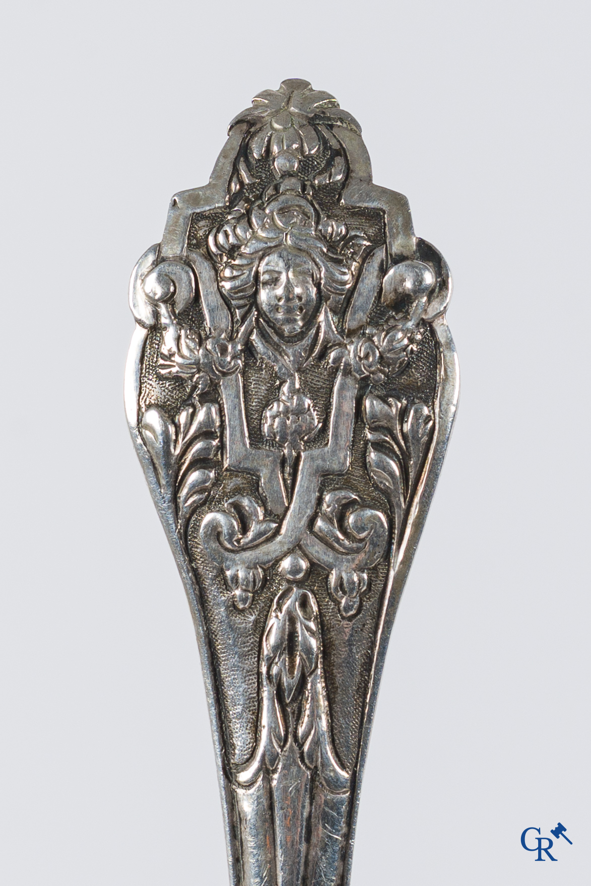 Zilver. 3 stuks tafelzilver waaronder een rattenstaartlepel, vleesspies en een mes. Vlaanderen, eind 16e eeuw.