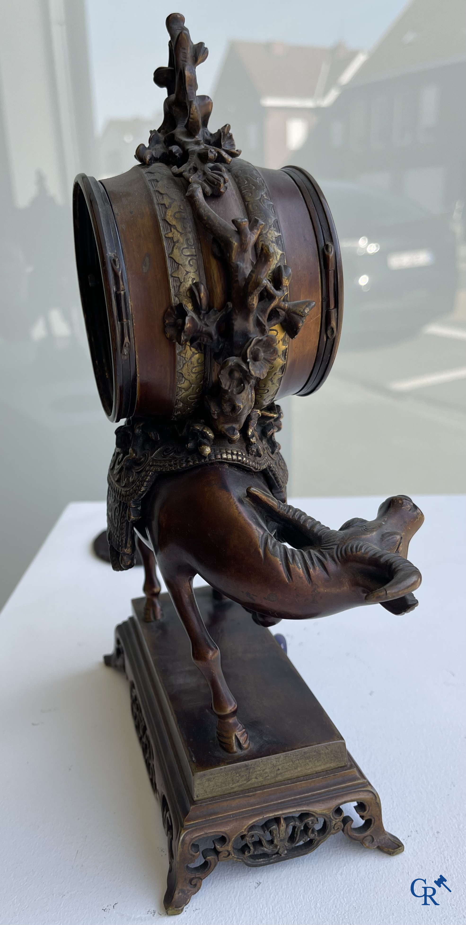 Escalier de Cristal à Paris. Een Franse klok met waterbuffel in Japoniserende stijl. Circa 1880.