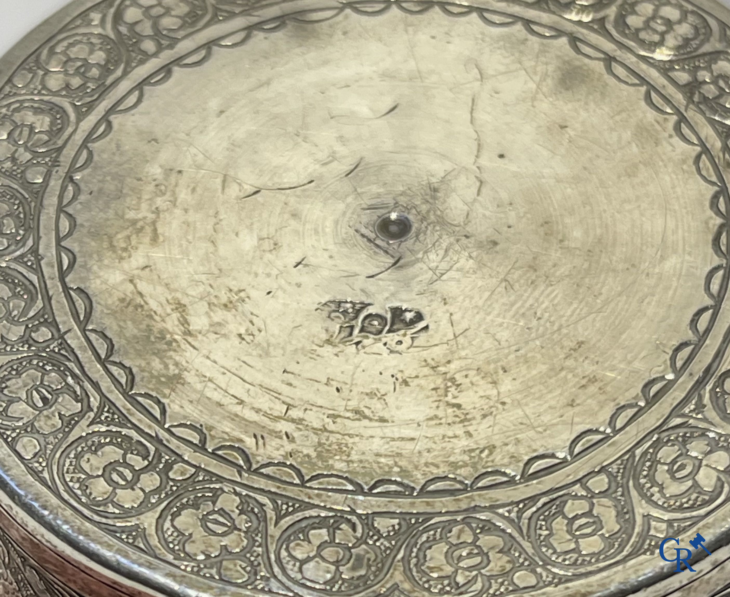 Fijn gegraveerde Perzische zilveren beker met een levensboom en taferelen uit het hofleven. 19e eeuw.