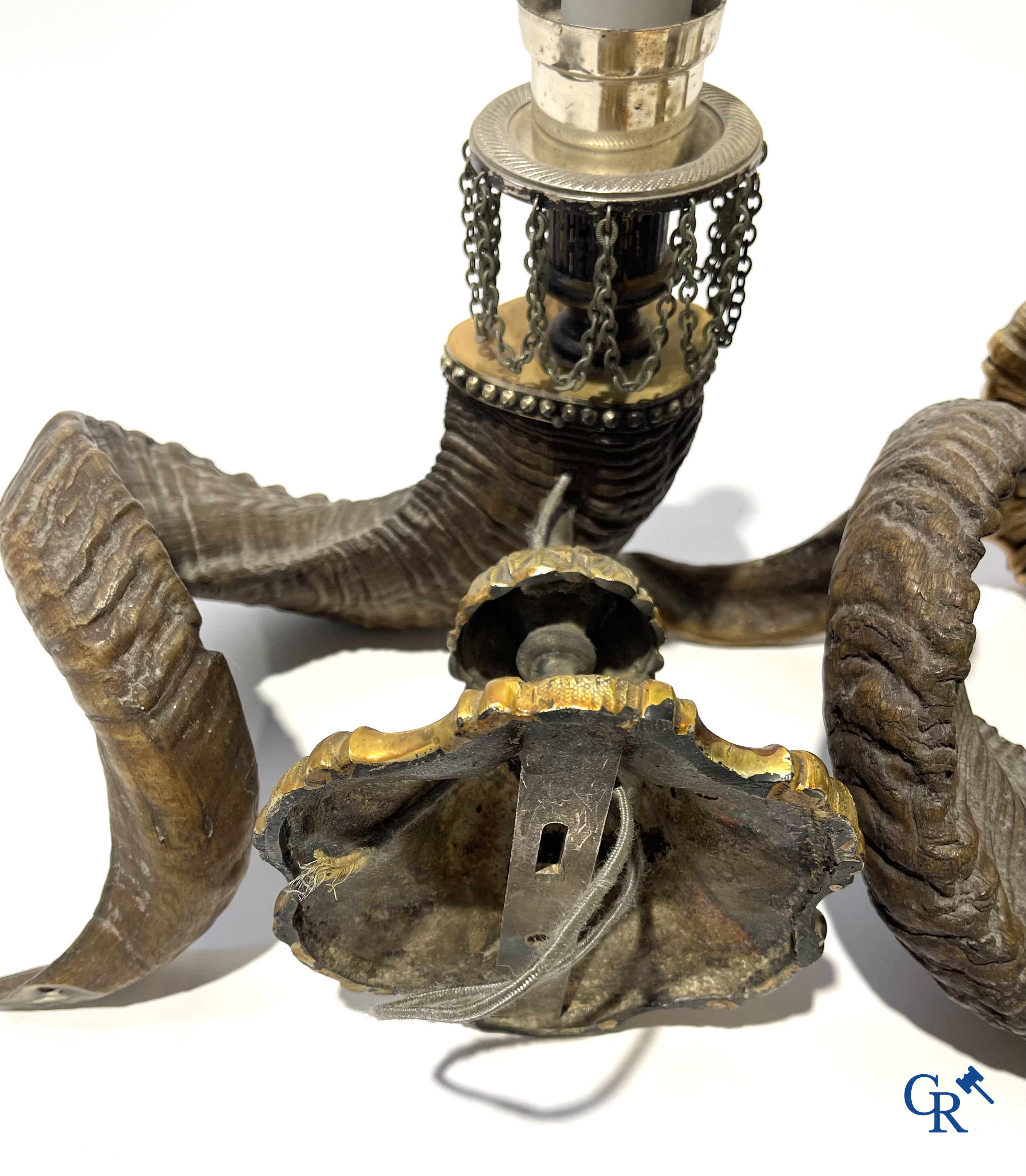 Een paar buitengewone decoratieve wandlichten in verguld en verzilverd brons met ramshoorns. Circa 1980.