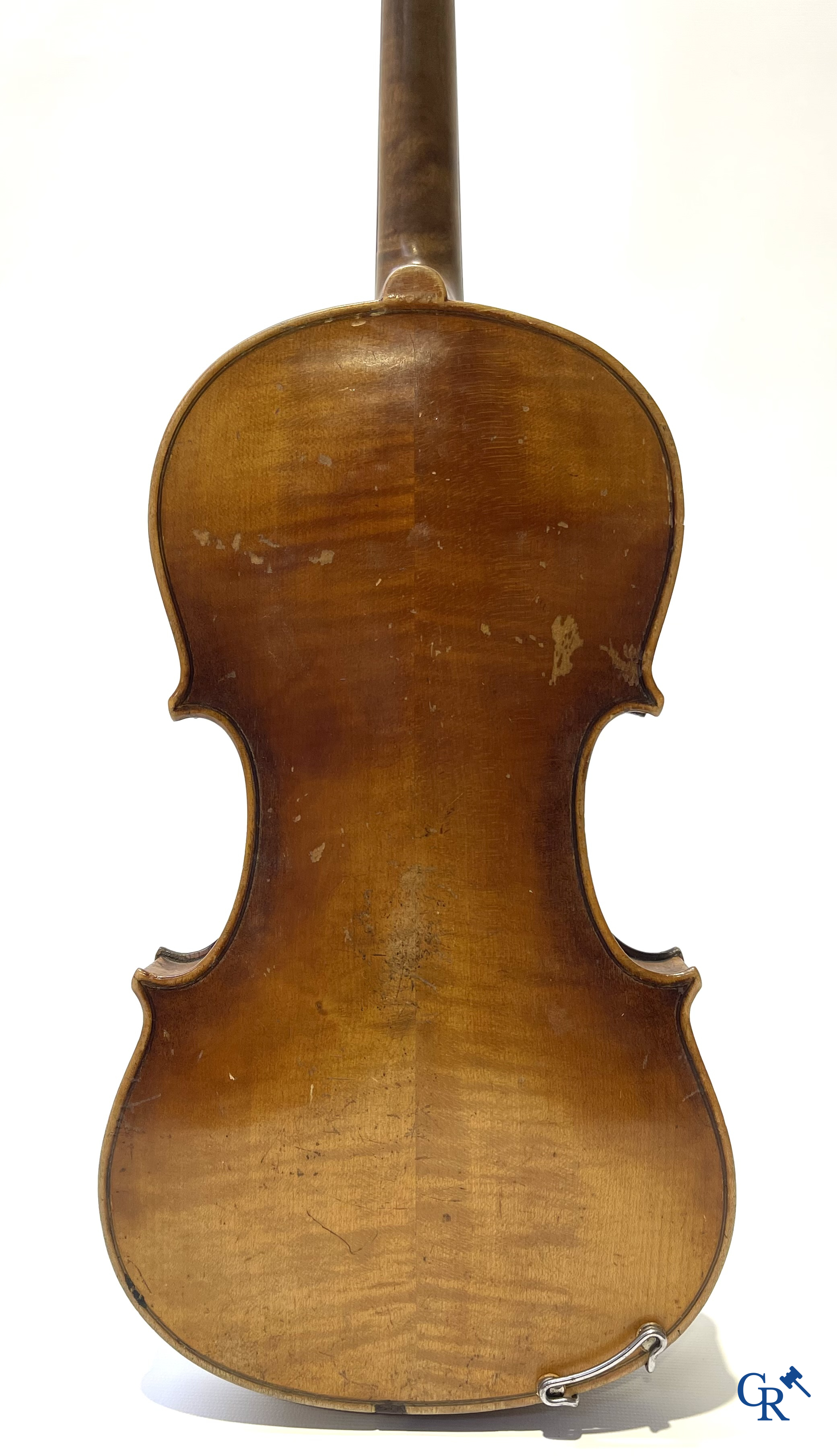 Antieke viool met strijkstok in opbergkoffer.