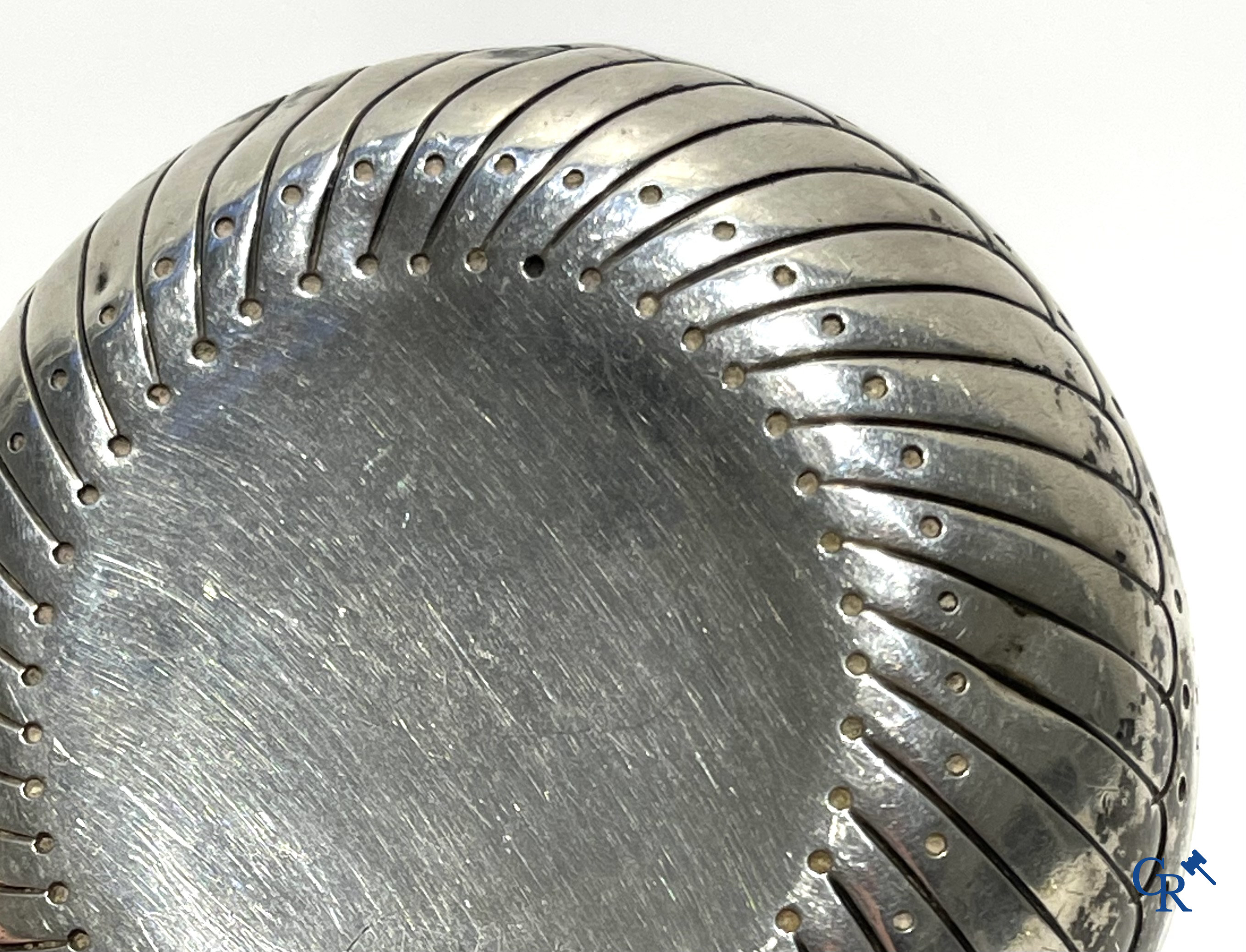 2 Zilveren wijnproevers of zogenaamde tastevin met opschriften. Frankrijk, Parijs 18e eeuw.