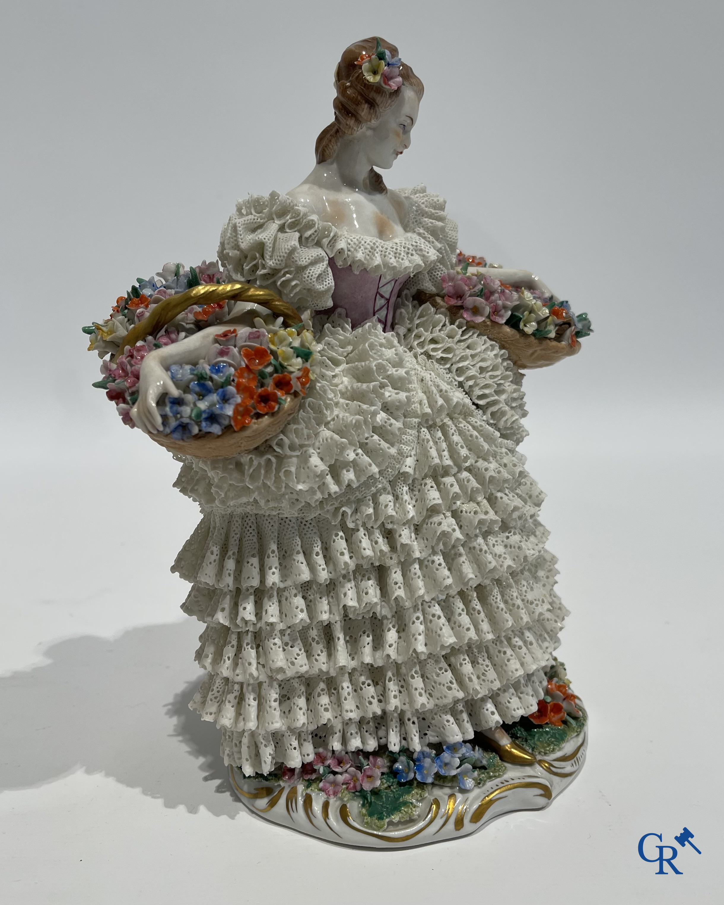 Duits porselein. 3 groepen in lace porcelain. Gemerkt Volkstedt Rudolstadt en Sitzendorf.