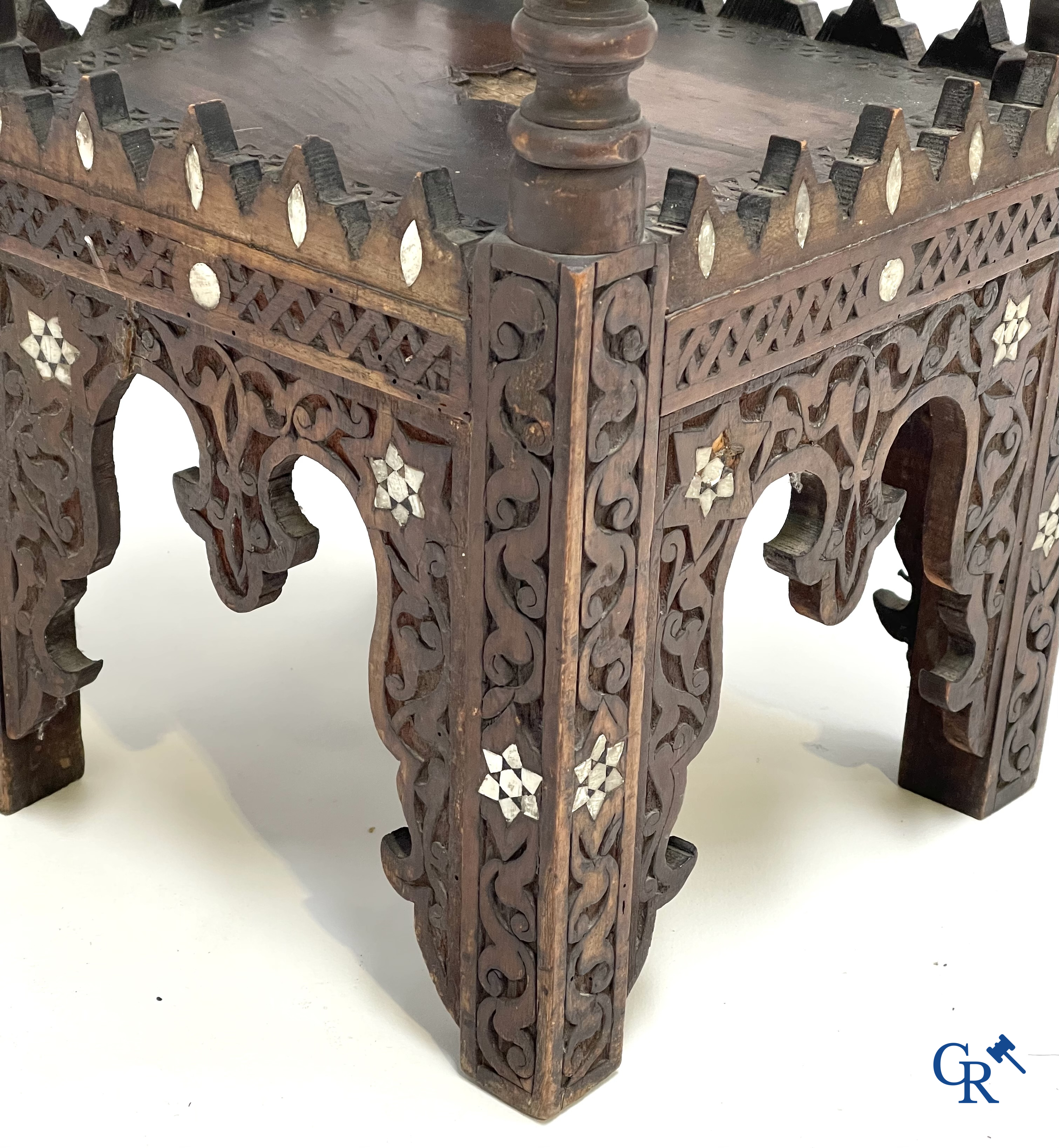 Een hout gesculpteerde sokkel in Oosterse stijl met parelmoer inlegwerk. Circa 1900.