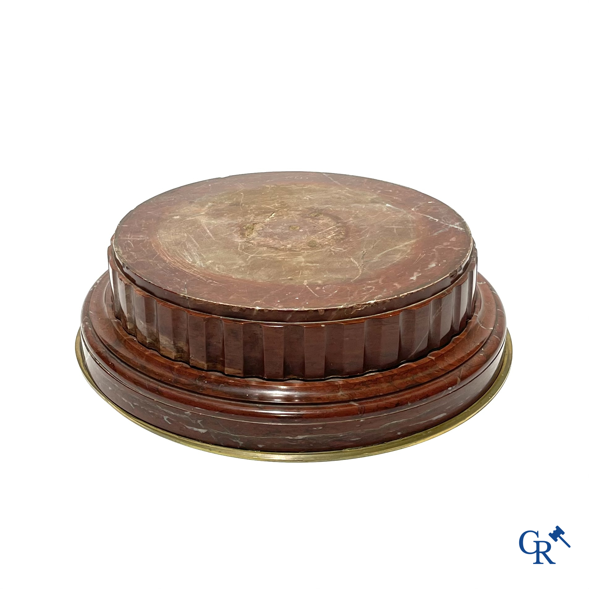 Een sokkel in rood geaderde en gesculpteerde Belgische marmer "Rouge Griotte" met bronzen omranding. Circa 1900.