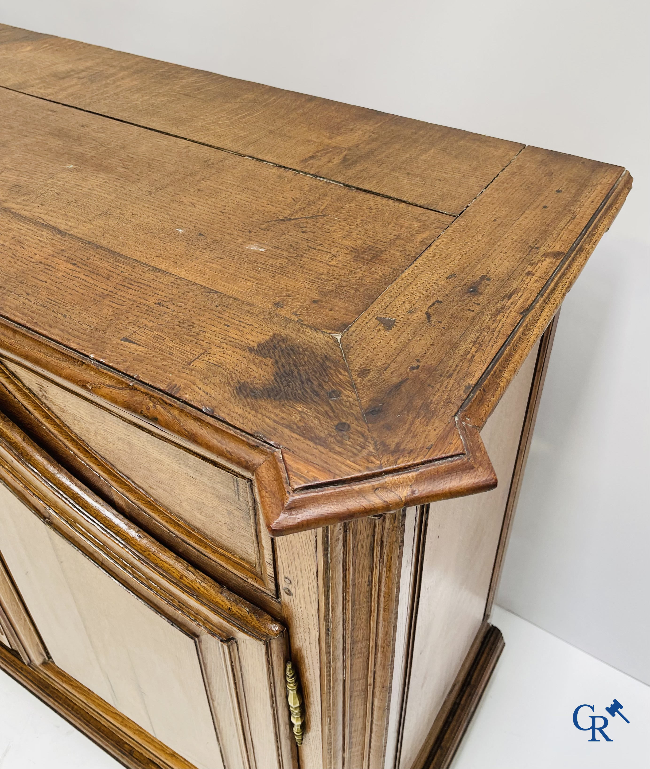 Eikenhouten franse dressoir. 2 deuren en 3 laden. Eind 18e eeuw.