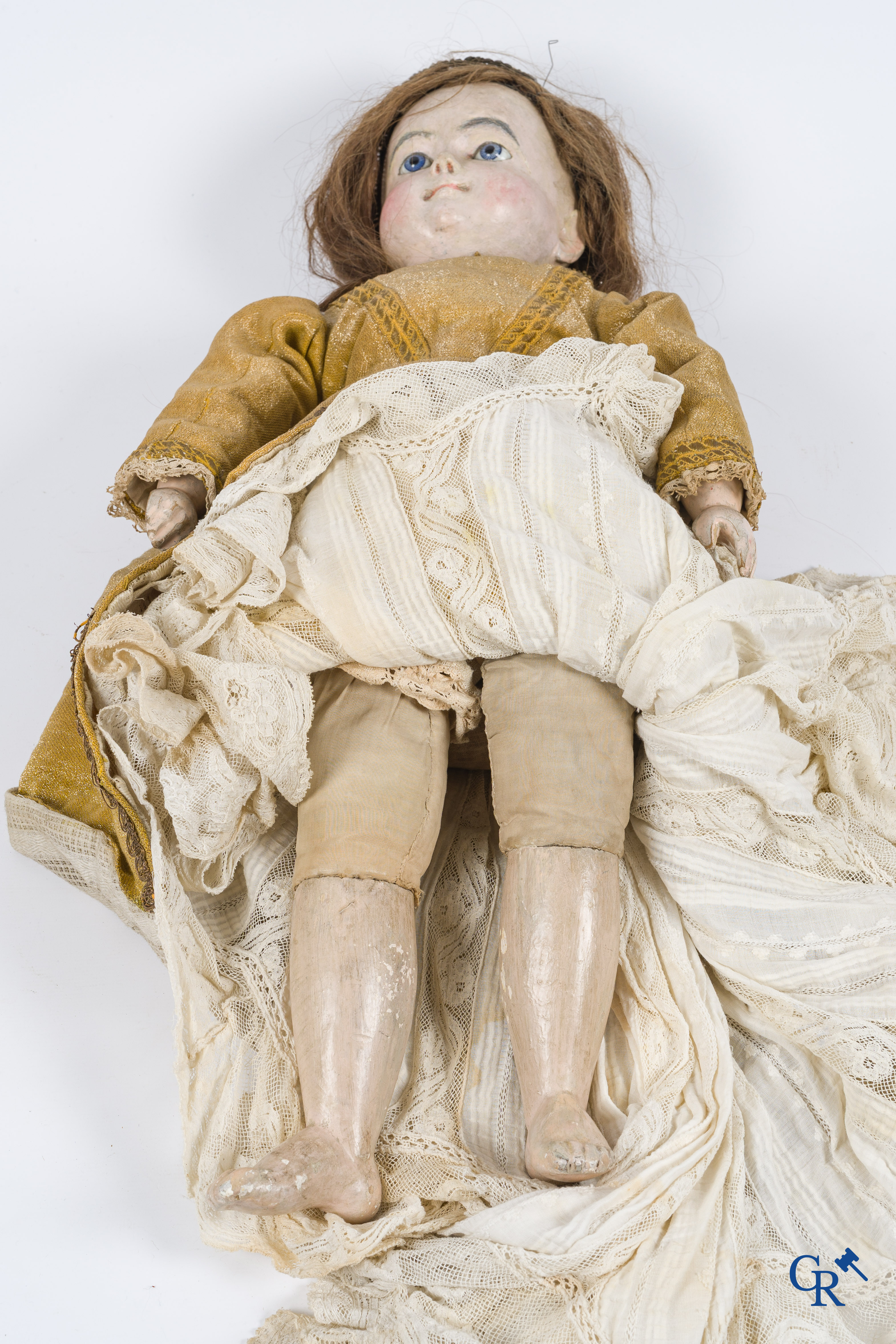 Oud speelgoed. Zeldzame antieke houten pop met glazen ogen. 19e eeuw.