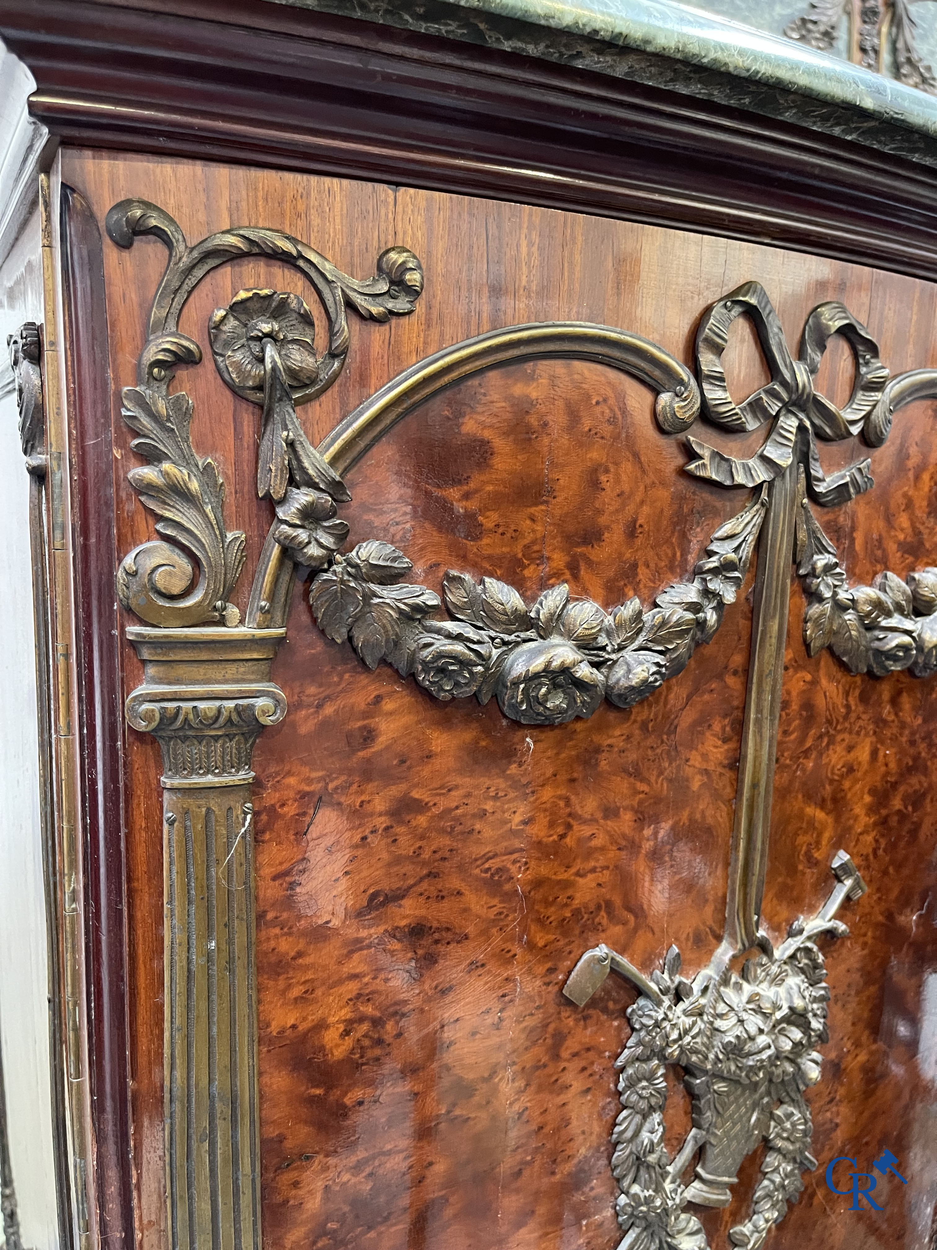 Uitzonderlijk eetkamermeubilair in mahoniehout fineer, marmer en brons. Napoleon III stijl. Circa 1900.