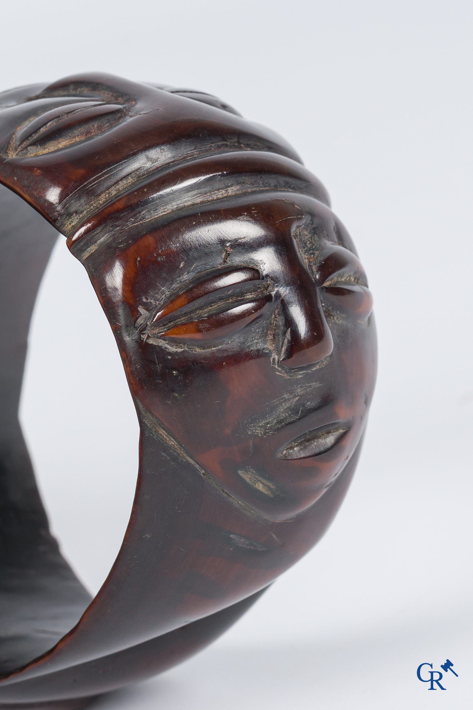 Tribal Art. Een Afrikaanse fijn gesneden armband.