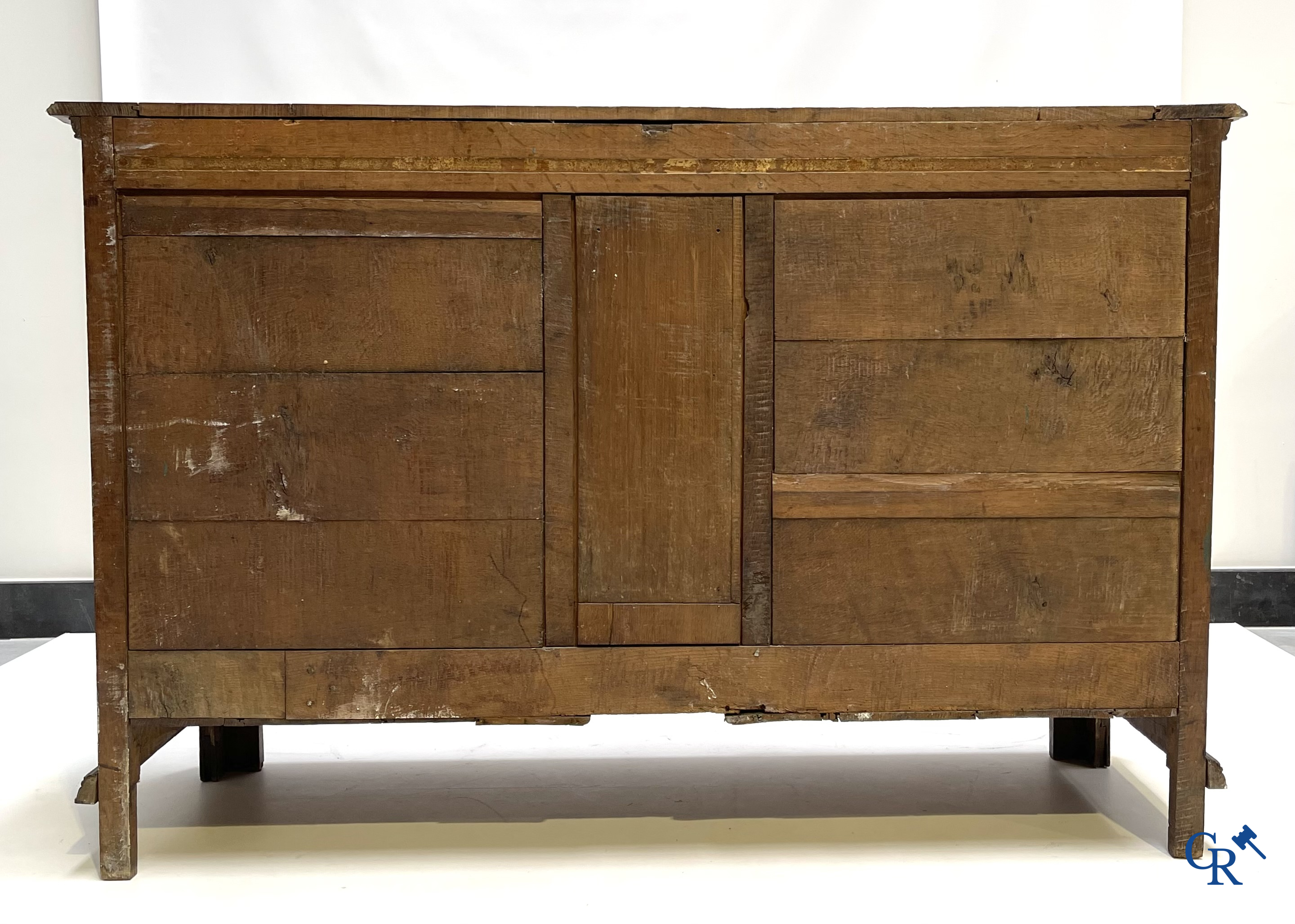 Eikenhouten franse dressoir. 2 deuren en 3 laden. Eind 18e eeuw.